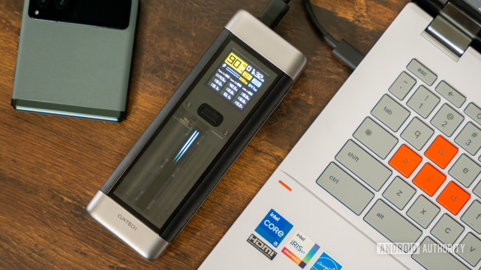 Cuktech 20 Power Bank na mesa com outros dispositivos (4) Cuktech 20 Power Bank na mesa com outros dispositivos (4)