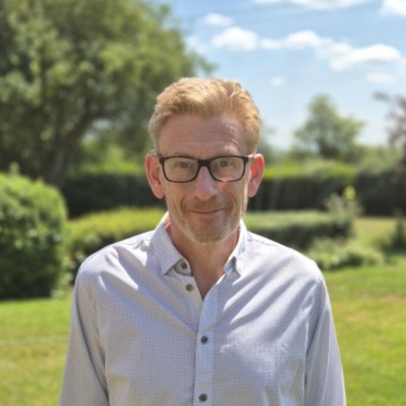 Os prós e contras de fazer transferências manuais de bancos como uma pequena empresa