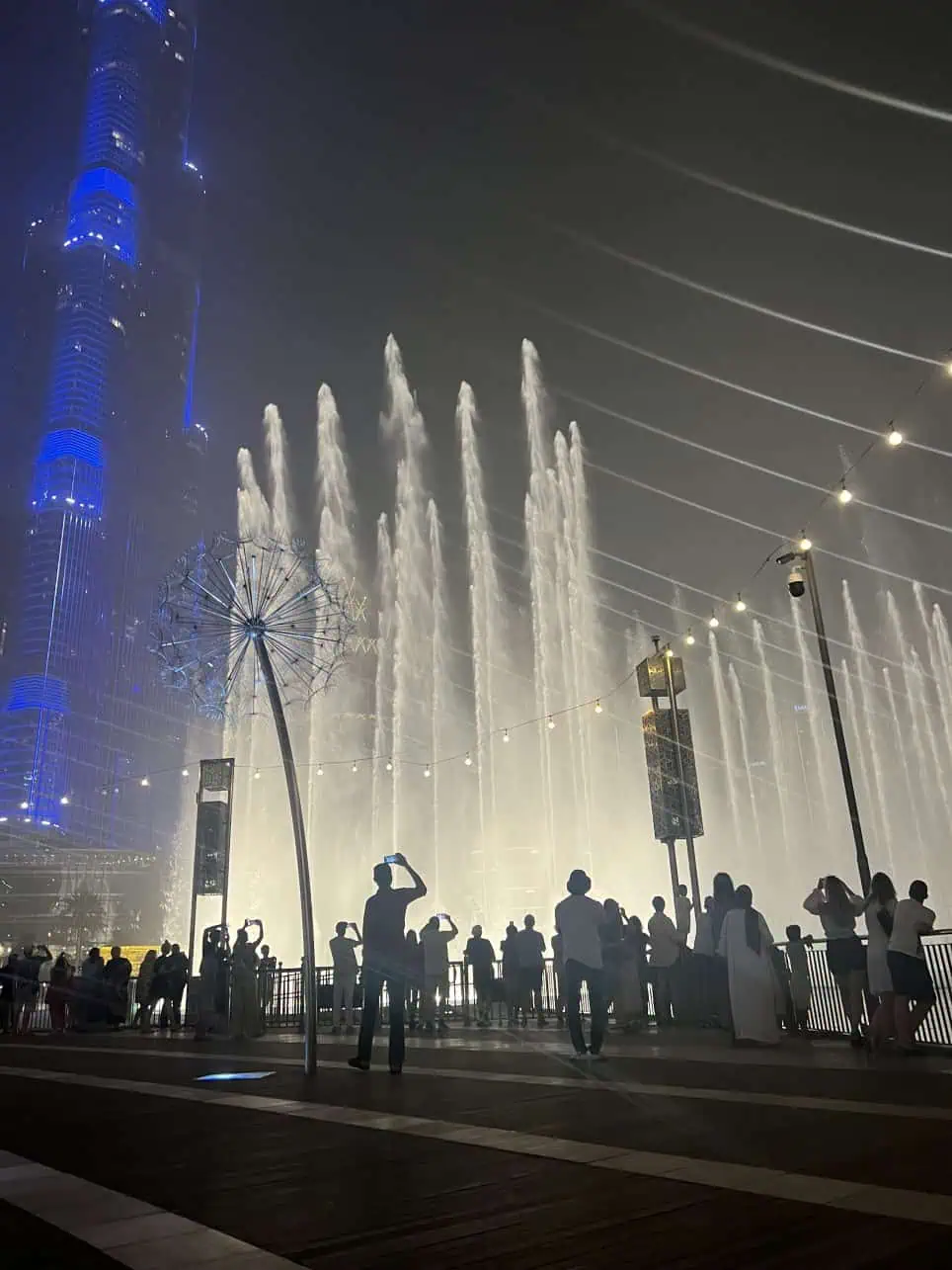 A fonte de Dubai à noite