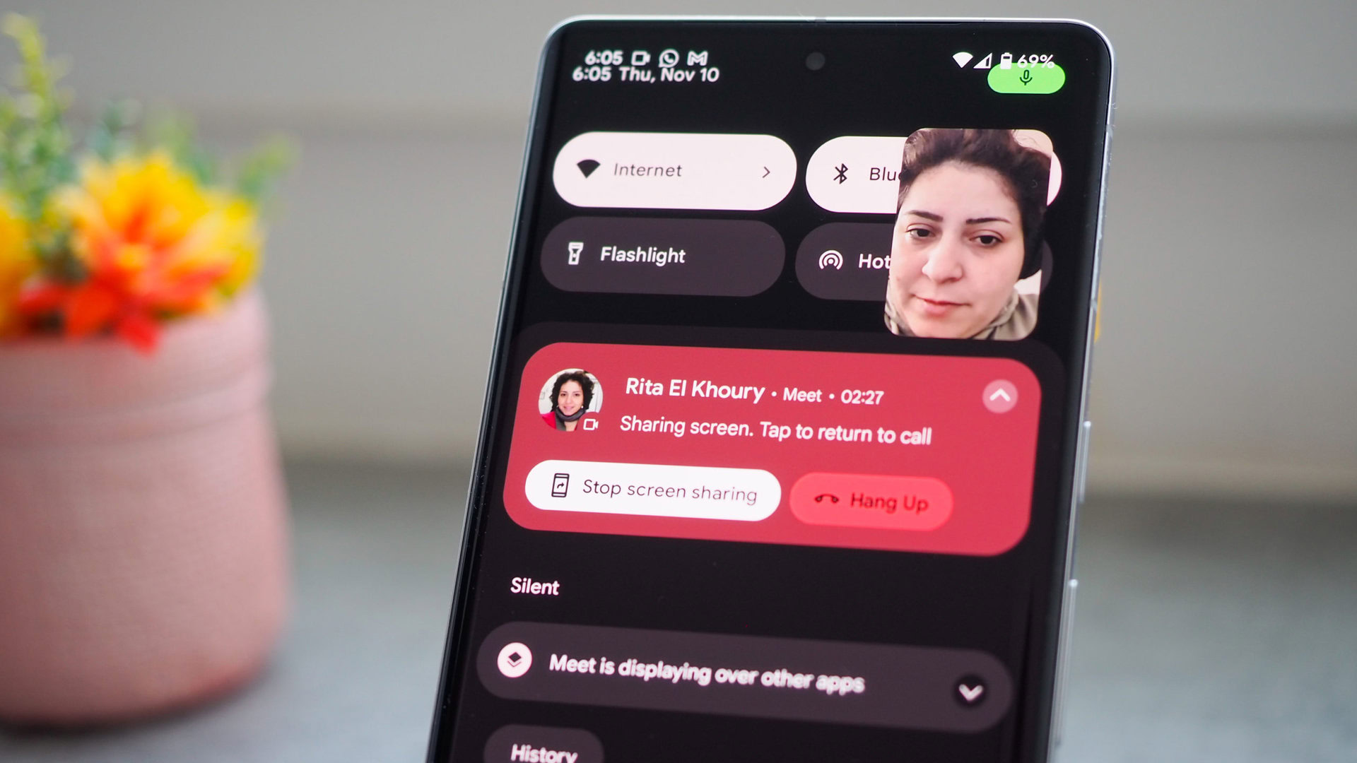 Google Pixel 7 Screen Compartilhamento de tela Call Google Pixel 7 Pro mostrando uma chamada em andamento no Google, com compartilhamento de tela ativado