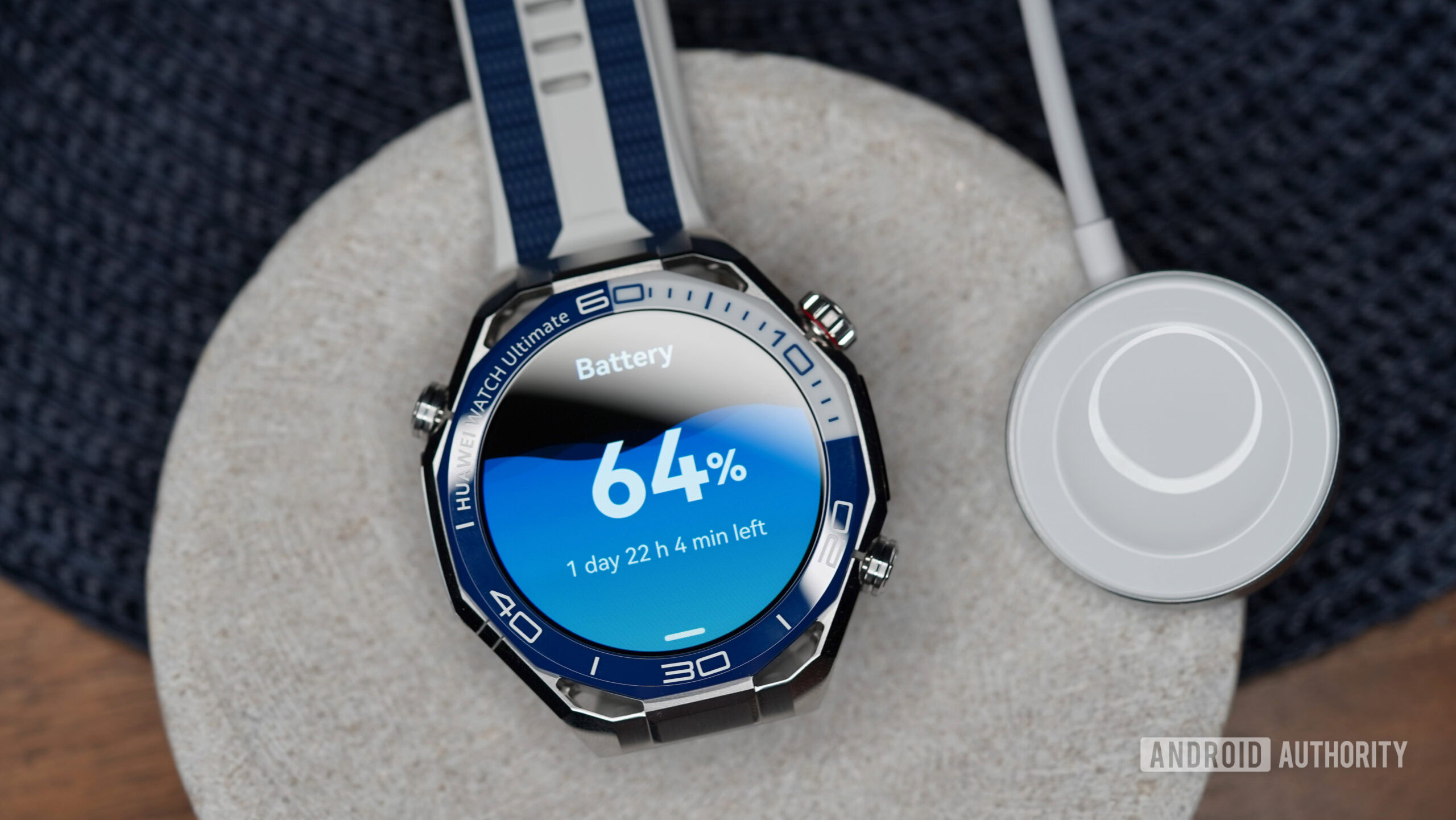 Um Huawei Watch Ultimate 2 exibe sua porcentagem de bateria.
