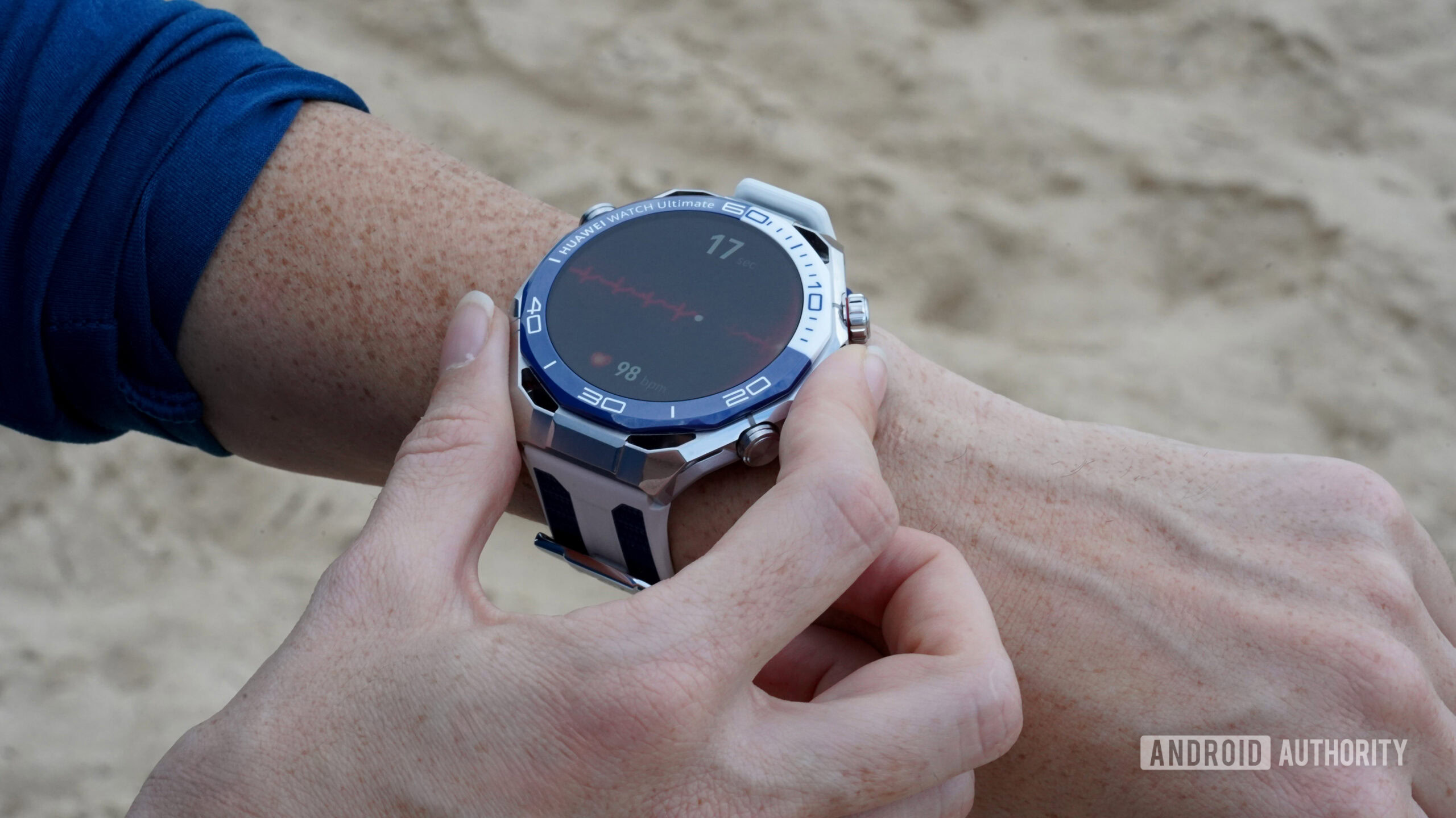 Um usuário do Huawei Watch Ultiamte 2 registra métricas de saúde por meio do sensor x-tap do dispositivo.