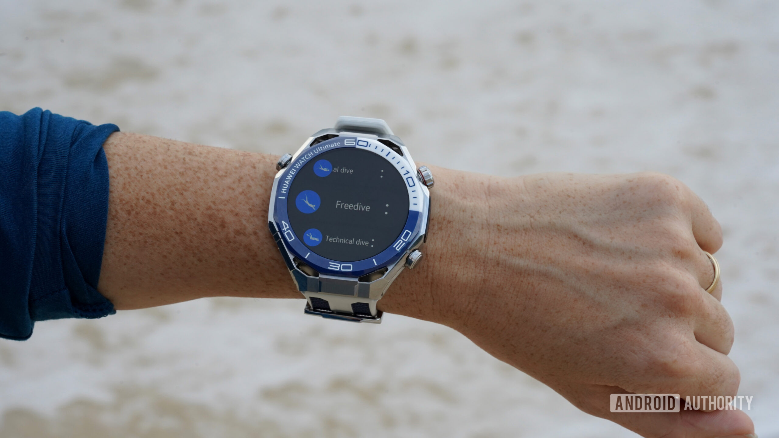 Um Huawei Watch Ultimate 2 exibe opções de rastreamento de mergulho.