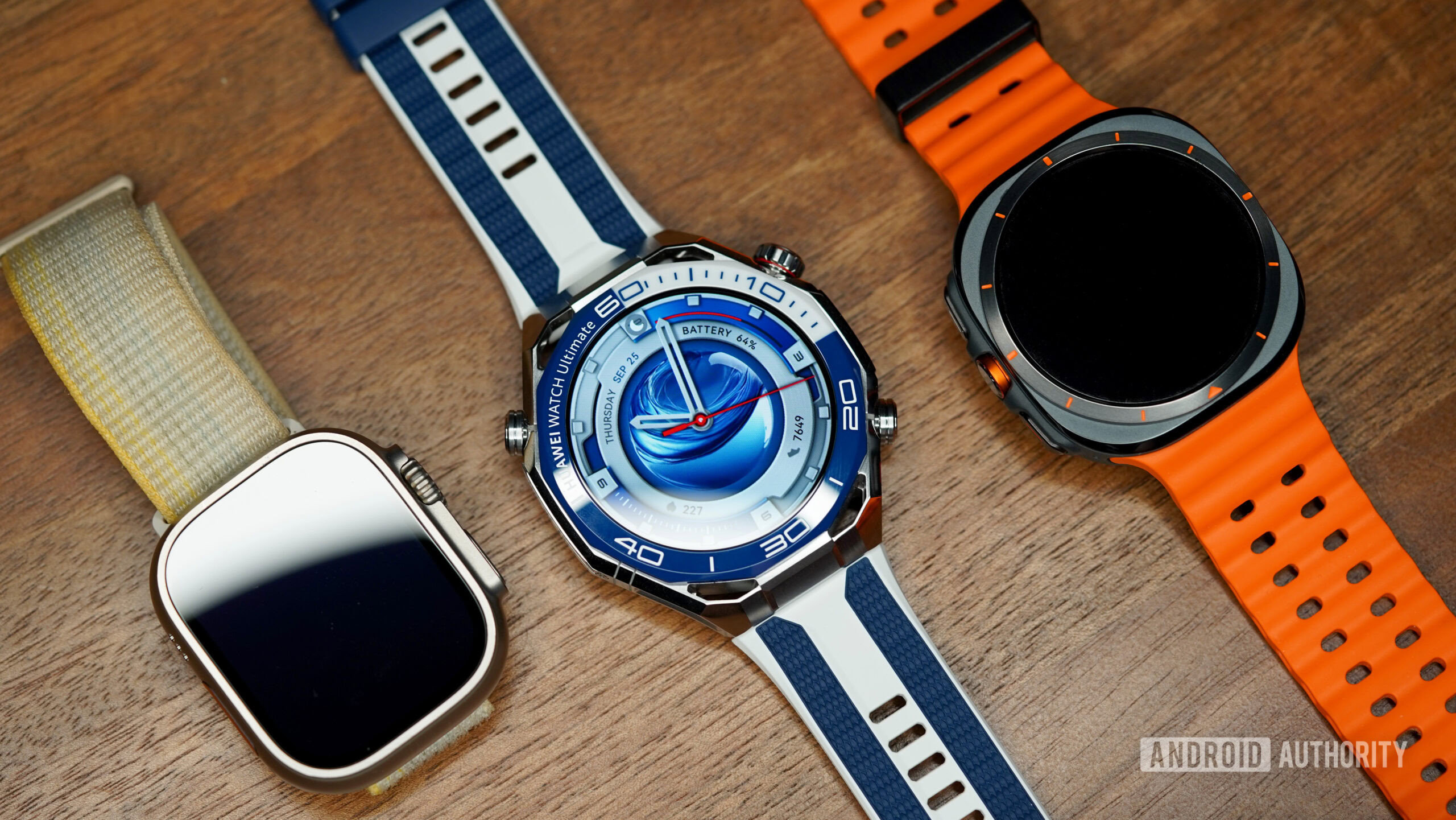 Um Huawei Watch Ultimate 2 repousa ao lado de alternativas do mercado.