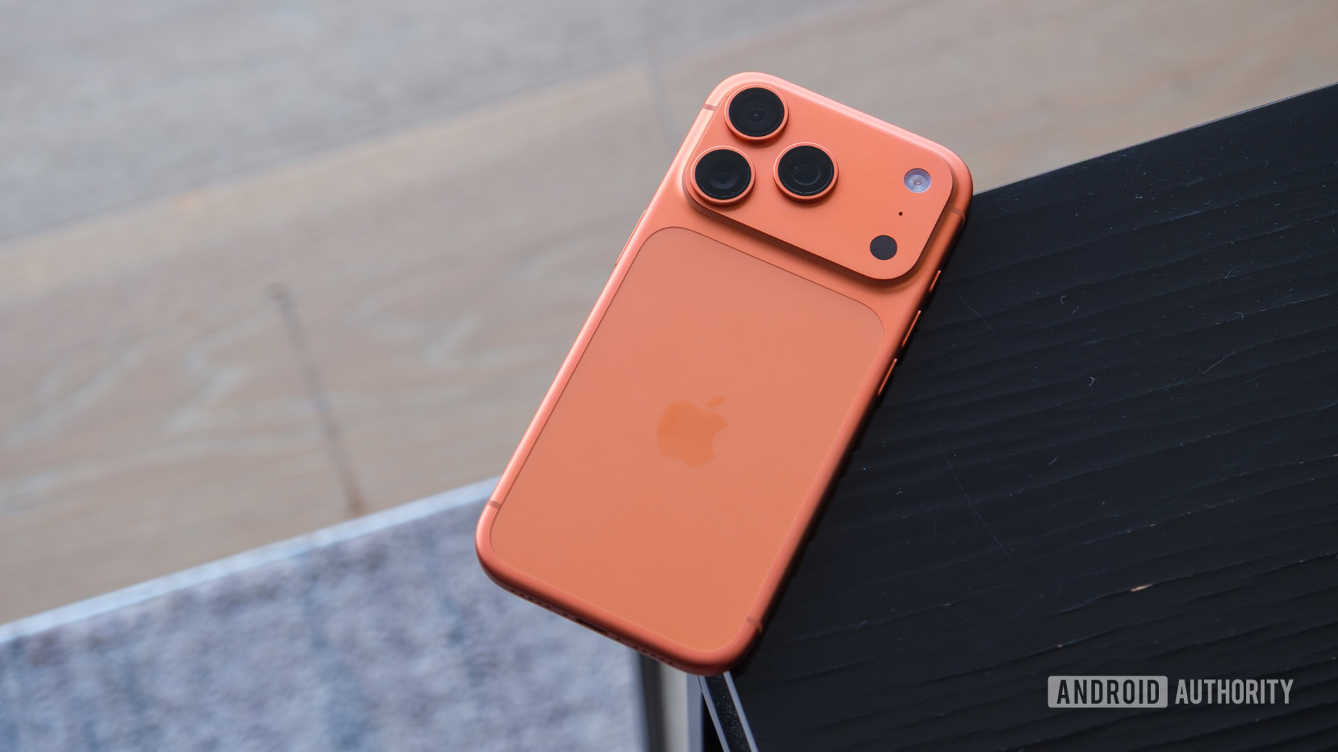 iPhone 17 Pro Back deitando ângulo iPhone 17 Pro Back deitando ângulo