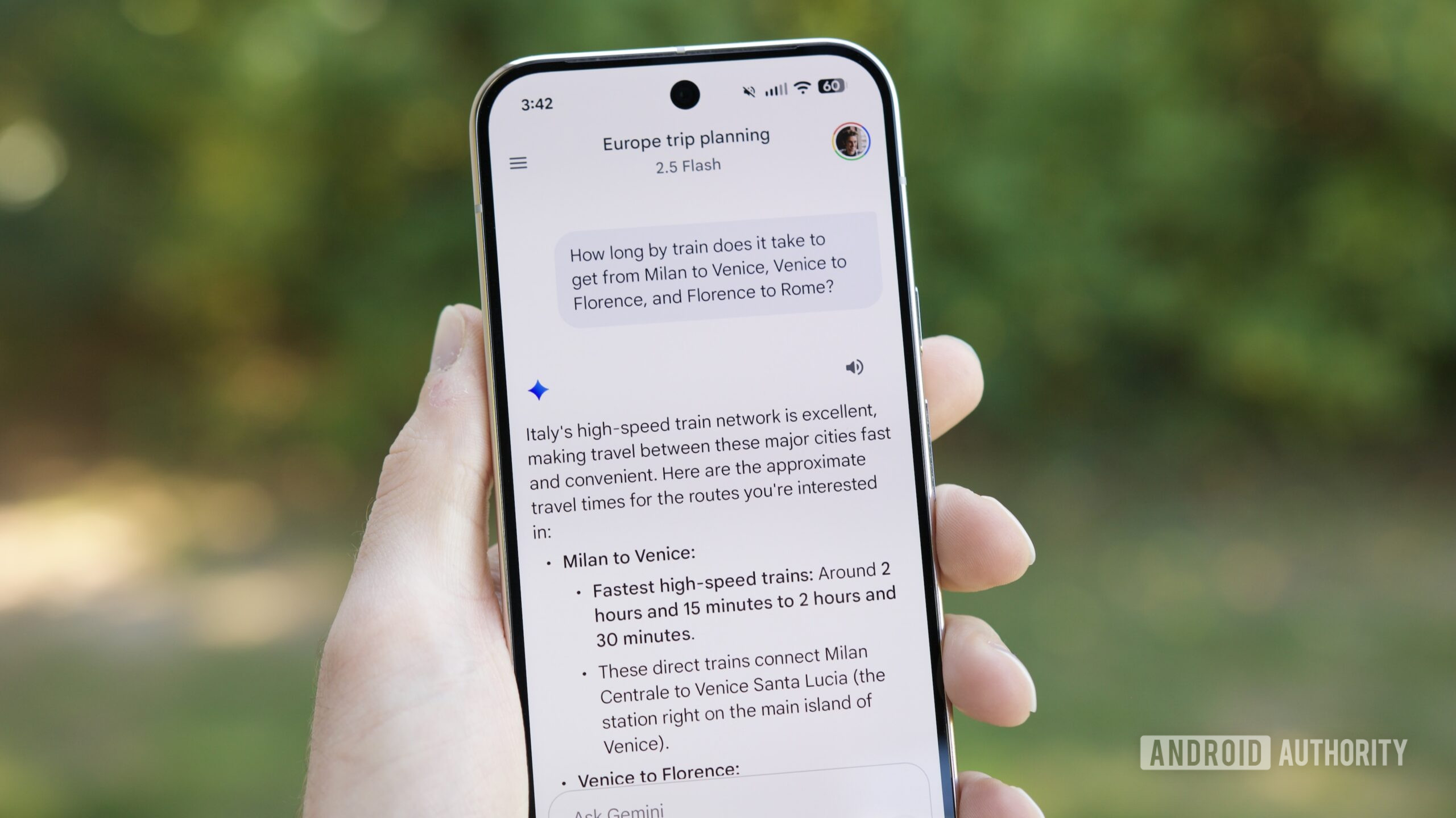 O aplicativo Gemini em um pixel, mostrando uma conversa sobre o planejamento de férias européias.