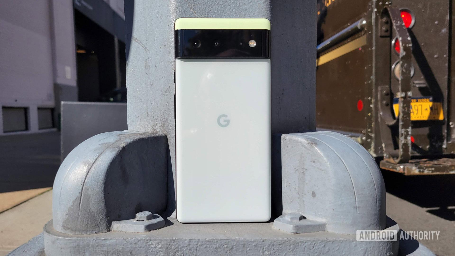 Google Pixel 6 contra a postagem da lâmpada