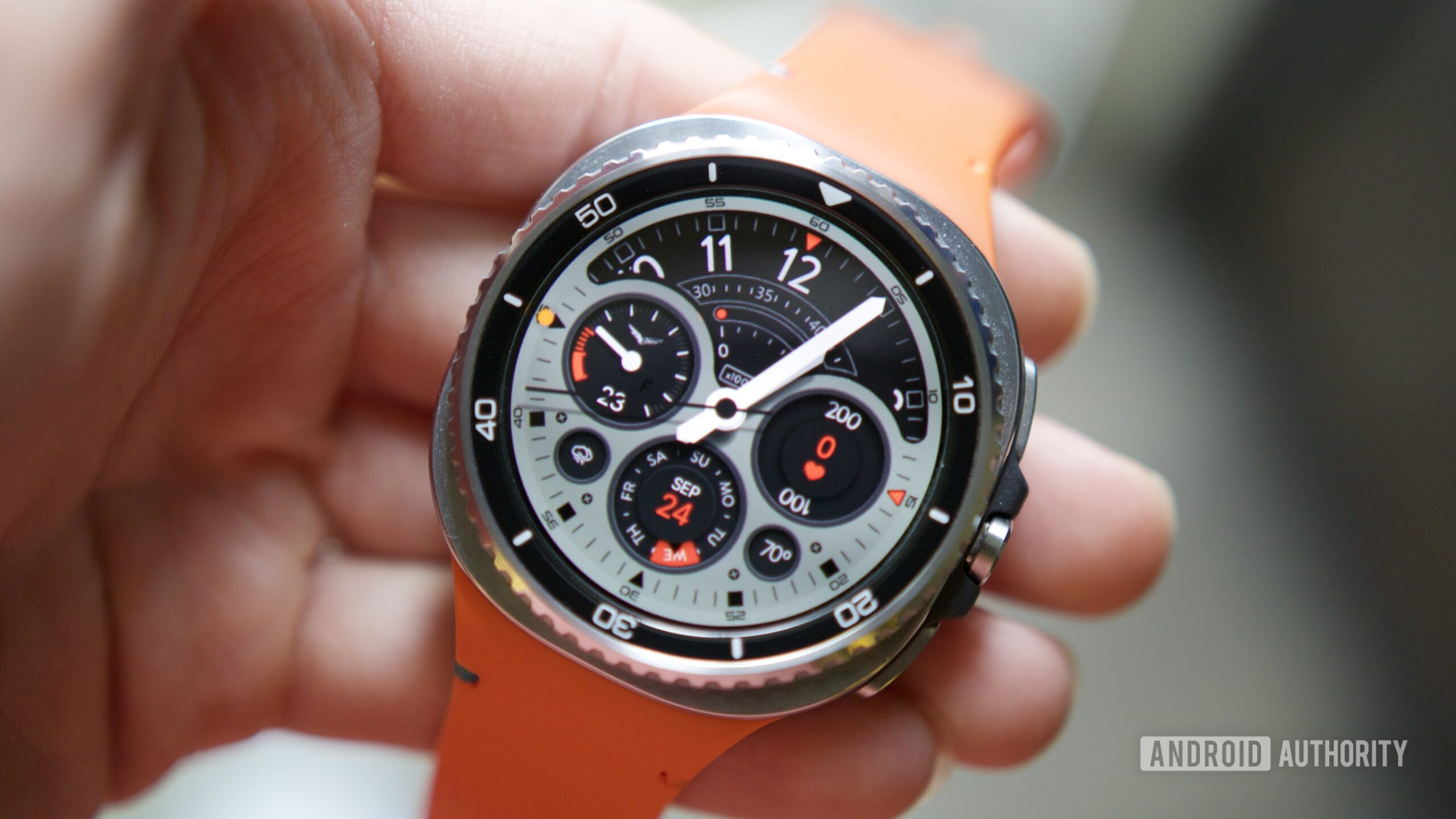 Samsung Galaxy Watch 8 Third Party Watch Face Roundup 3 Samsung Galaxy Watch 8 Classic com um rosto de relógio Facer.