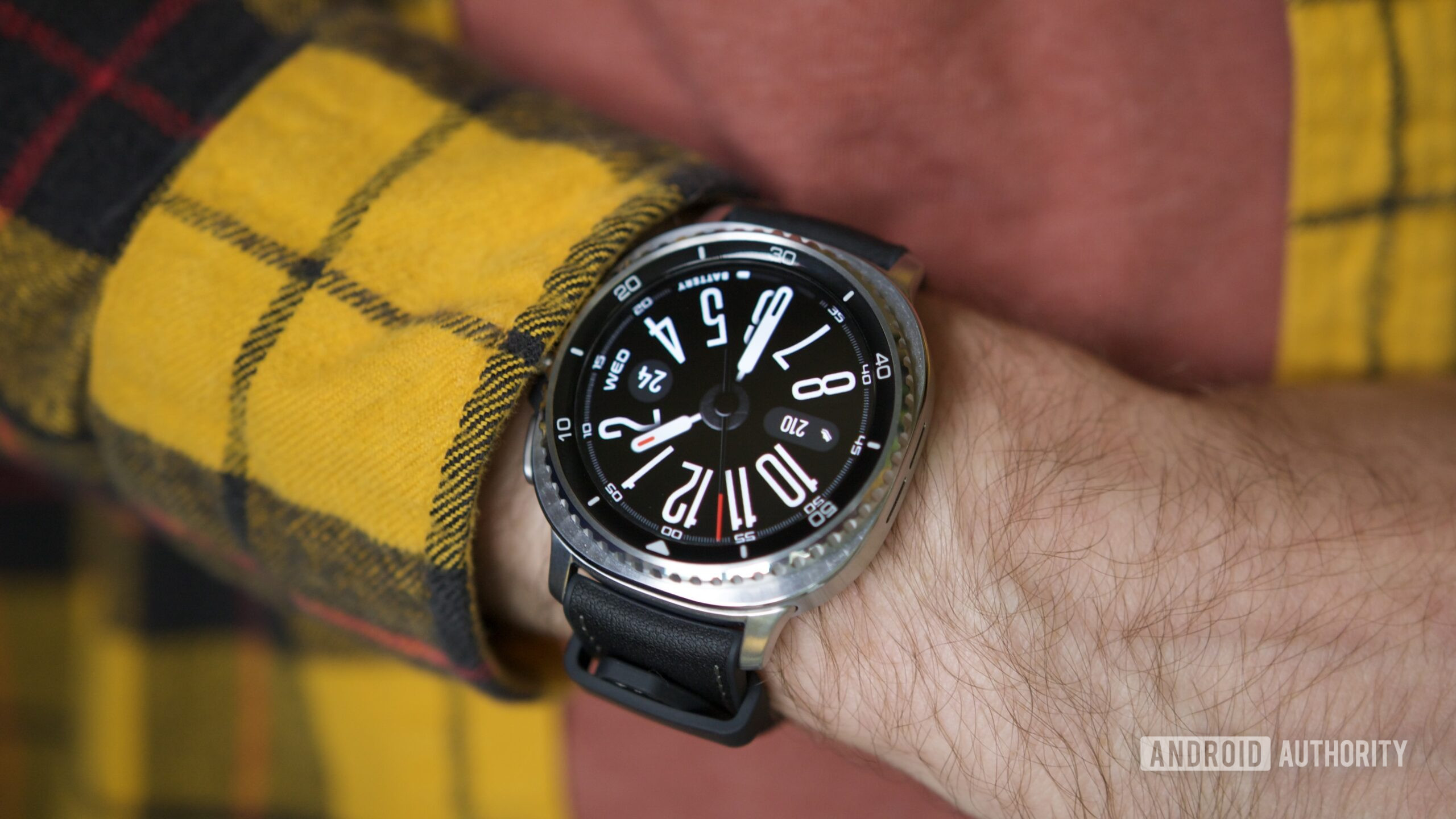 Samsung Galaxy Watch 8 Third Party Watch Face Roundup 9 Samsung Galaxy Watch 8 Classic com um rosto de relógio Facer.