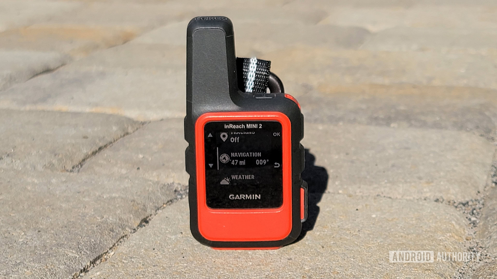 Garmin Inreach Mini 2 com controles de navegação em exibição
