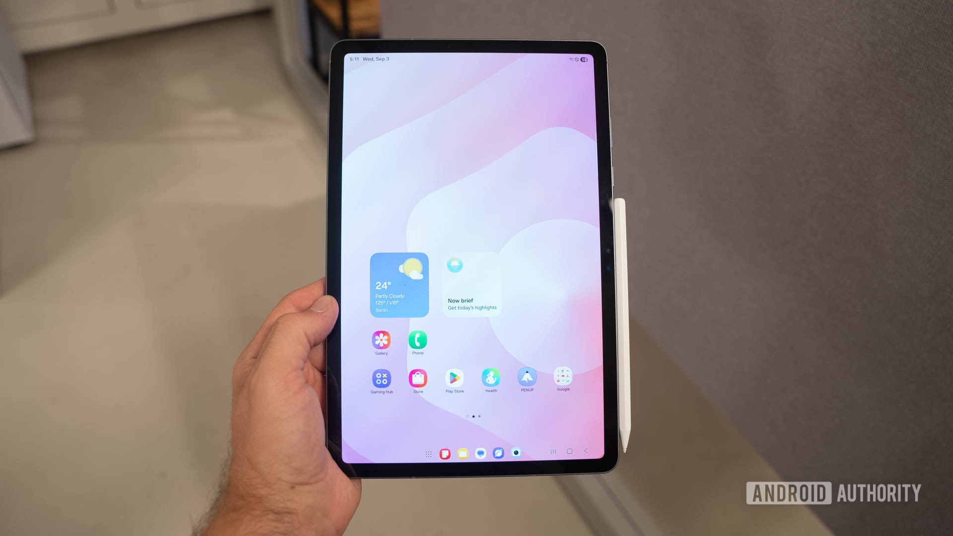 Samsung Galaxy Tab S11 na mão do homem mostrando a tela inicial Samsung Galaxy Tab S11 na mão do homem mostrando a tela inicial