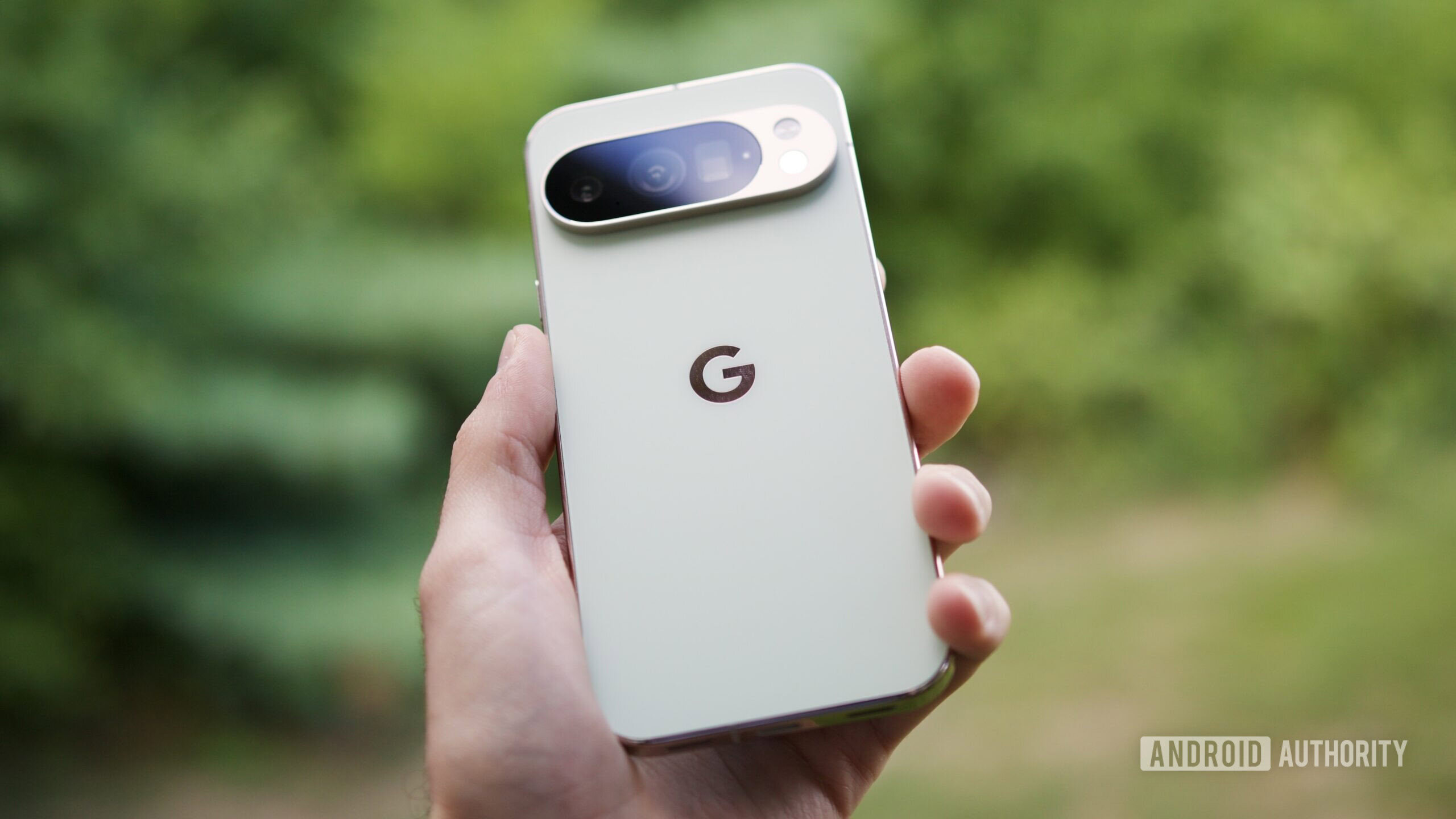 Google Pixel 10 Pro Jade Back Hero Alguém segurando o Google Pixel 10 Pro em sua cor jade.