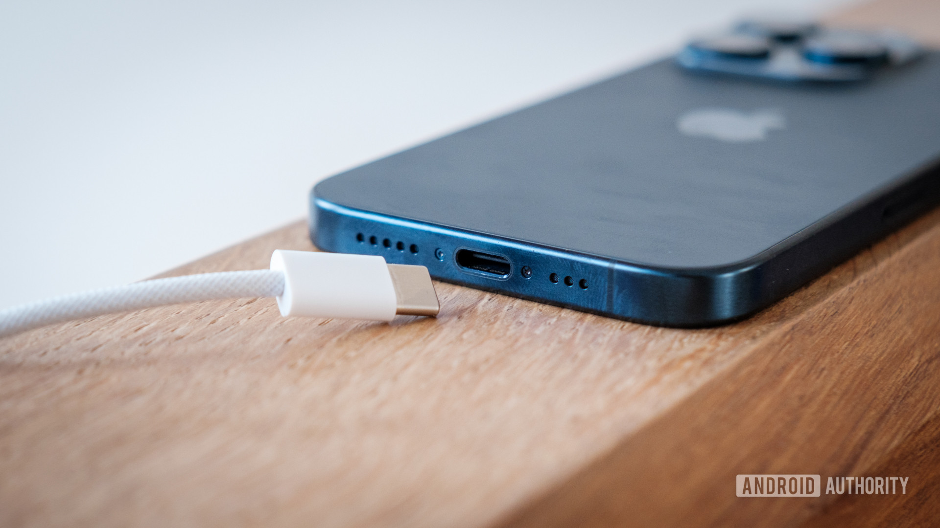 Apple iPhone 15 Pro USB C Cabo e porta Apple iPhone 15 Pro USB C Cabo e porta