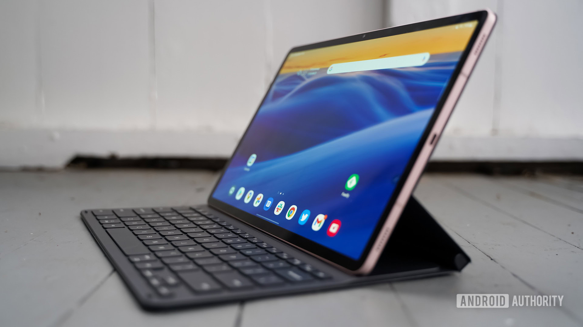 Samsung Galaxy Tab S8 Plus Perfil direito com teclado Samsung Galaxy Tab S8 Plus Perfil direito com teclado