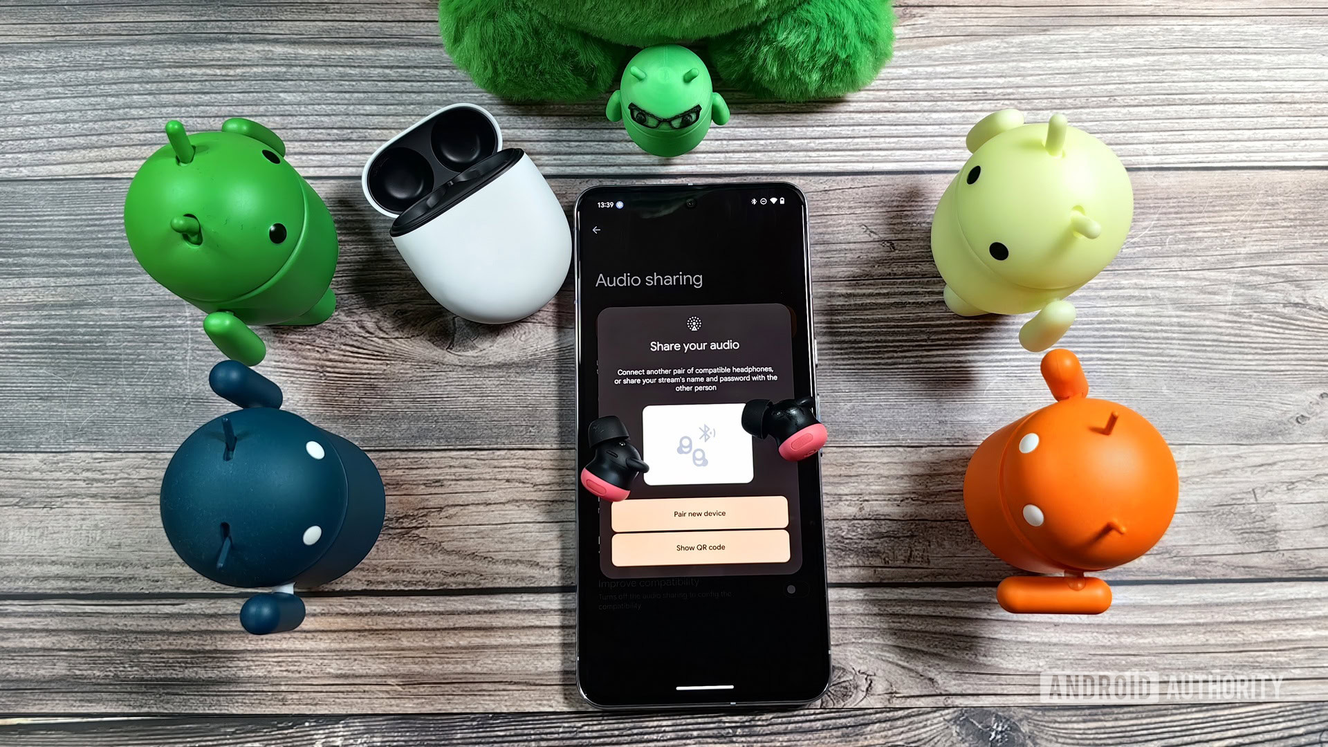 Compartilhamento de áudio Bluetooth de um Pixel 8 Pro ao lado de um par de Pixel Buds Pro 2 Compartilhamento de áudio Bluetooth de um Pixel 8 Pro ao lado de um par de Pixel Buds Pro 2