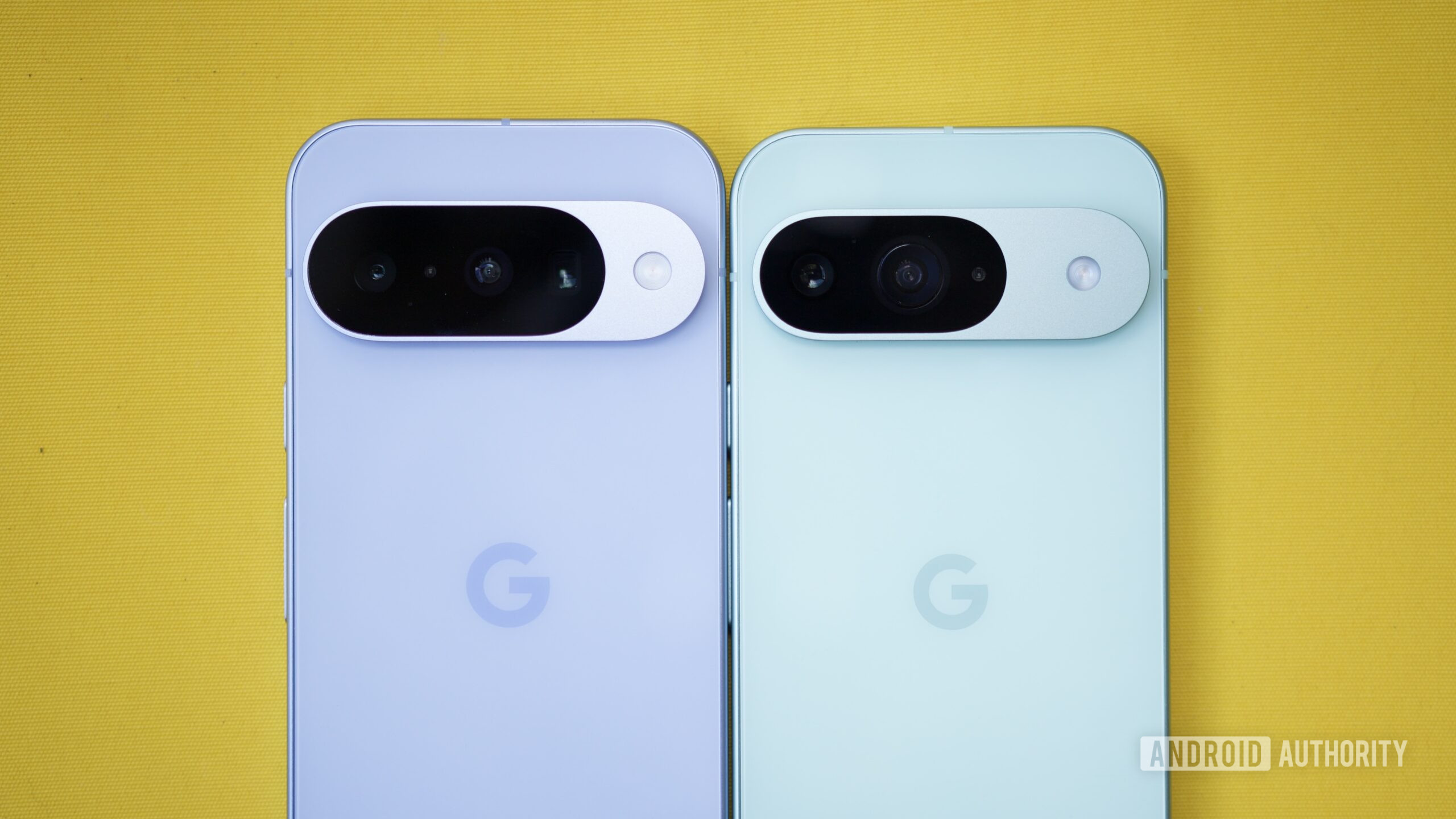 Google Pixel 10 e Pixel 9 Câmeras O Google Pixel 10 ao lado do Google Pixel 9.