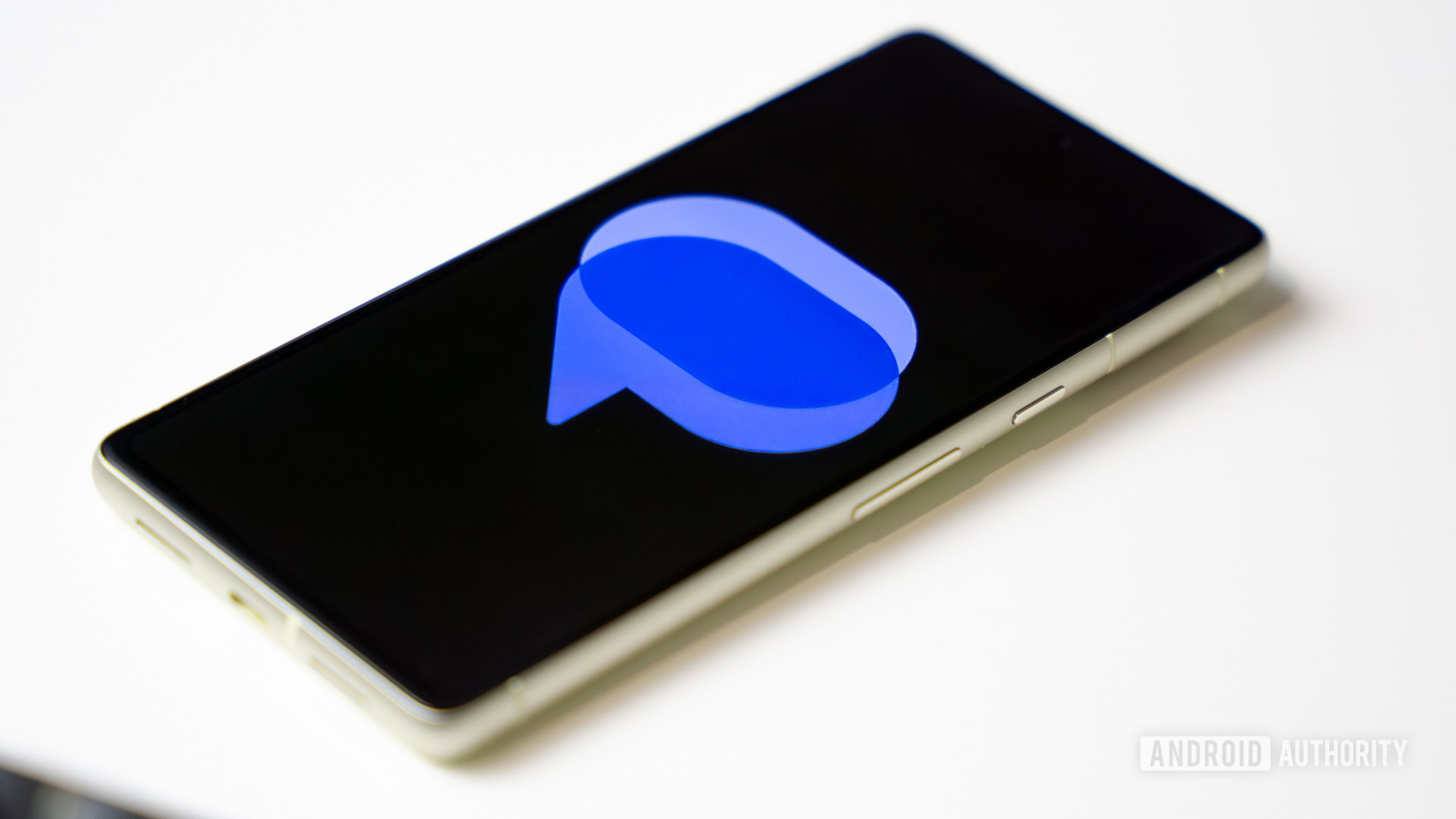 Logotipo do Google Mensagens no smartphone deitada na tabela (2)