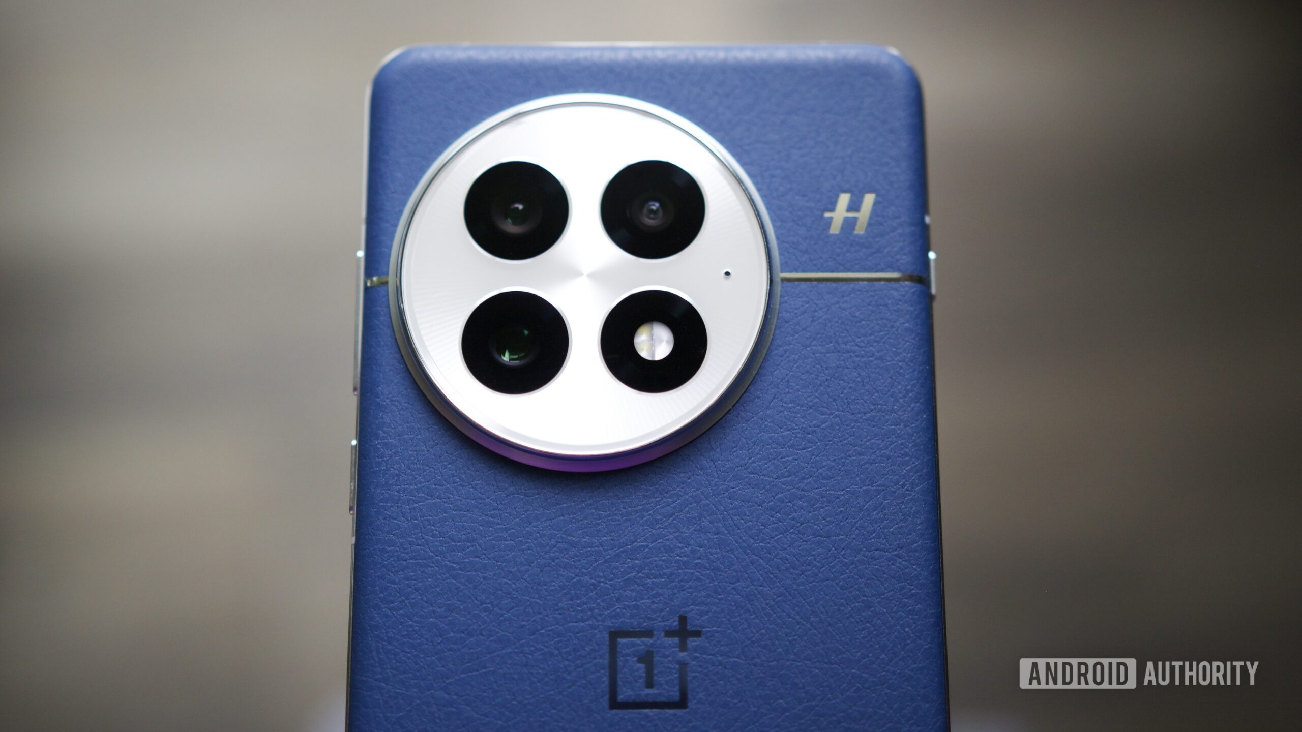 OnePlus 13 Câmera Close Up Blue Leather Back Close-up da câmera traseira no OnePlus 13.