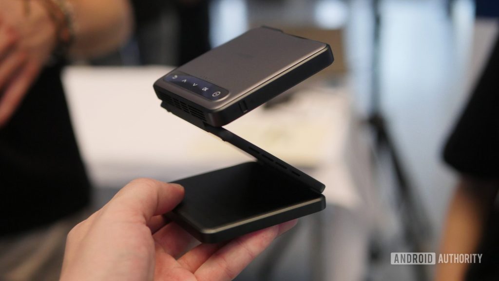 Cuidado com telefones com três vezes! Os projetores estão entrando em sua ação