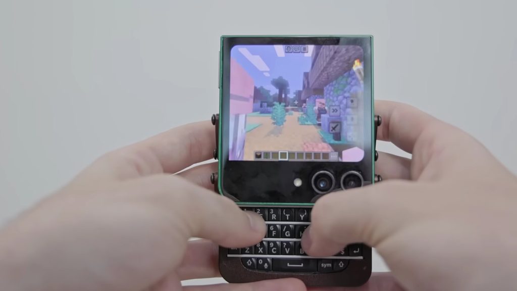Esse cara fez seu próprio telefone deslizante com um Flip 5 Broken e Blackberry Teclado
