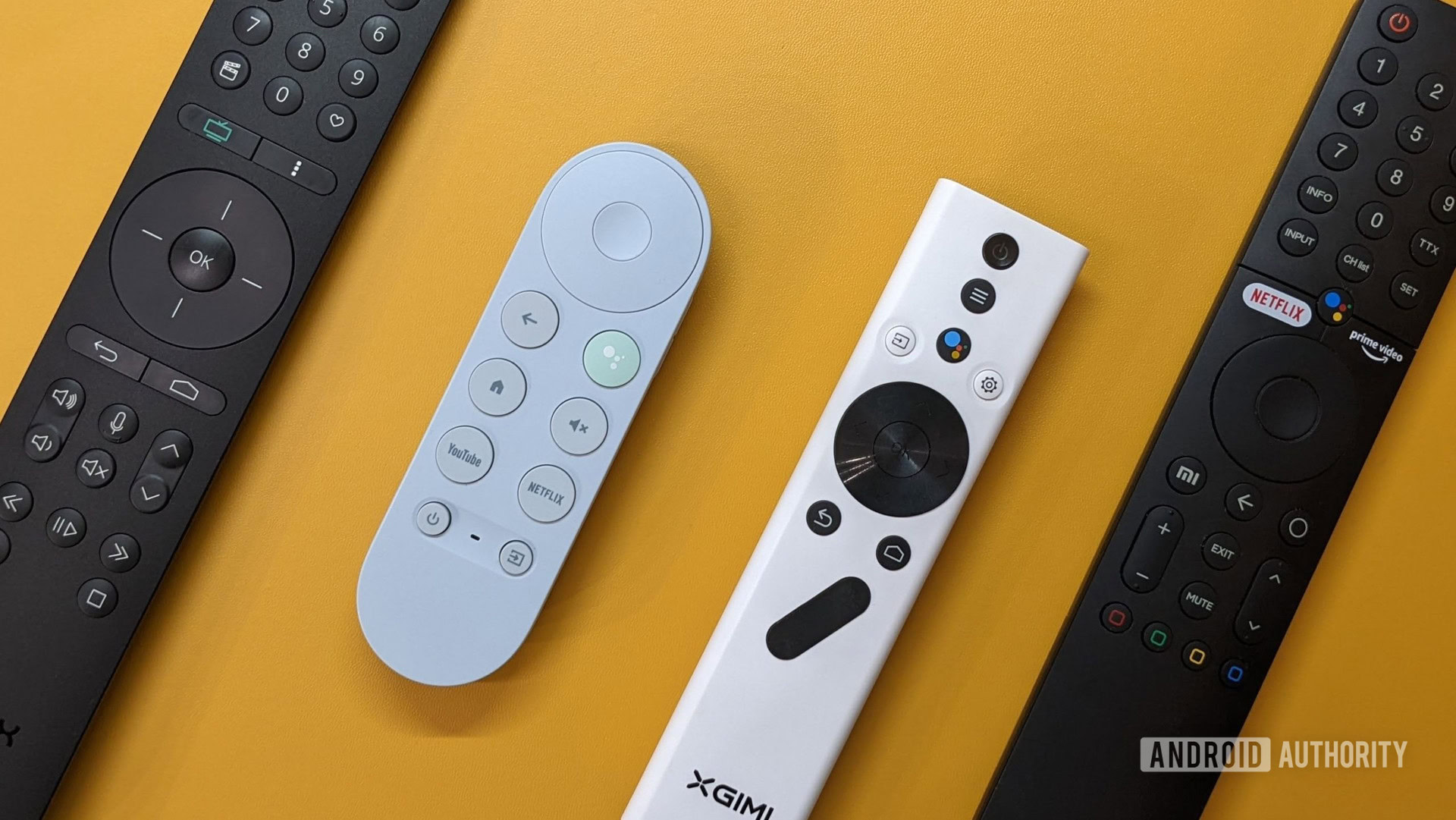 Quatro controles remotos de TV Android em um fundo amarelo, incluindo Chromecast com o Google TV Remote