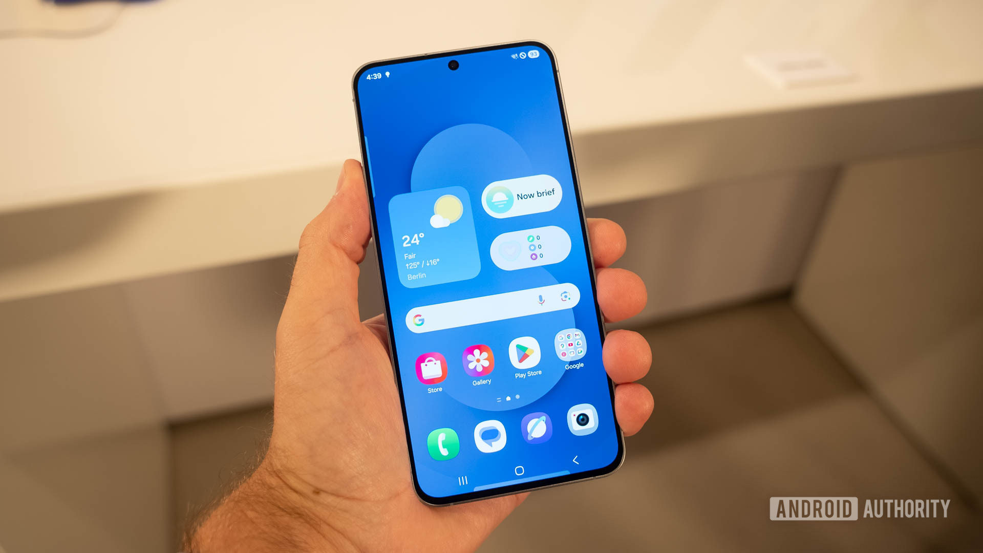 Samsung Galaxy S25 Fe na mão do homem mostrando a tela inicial