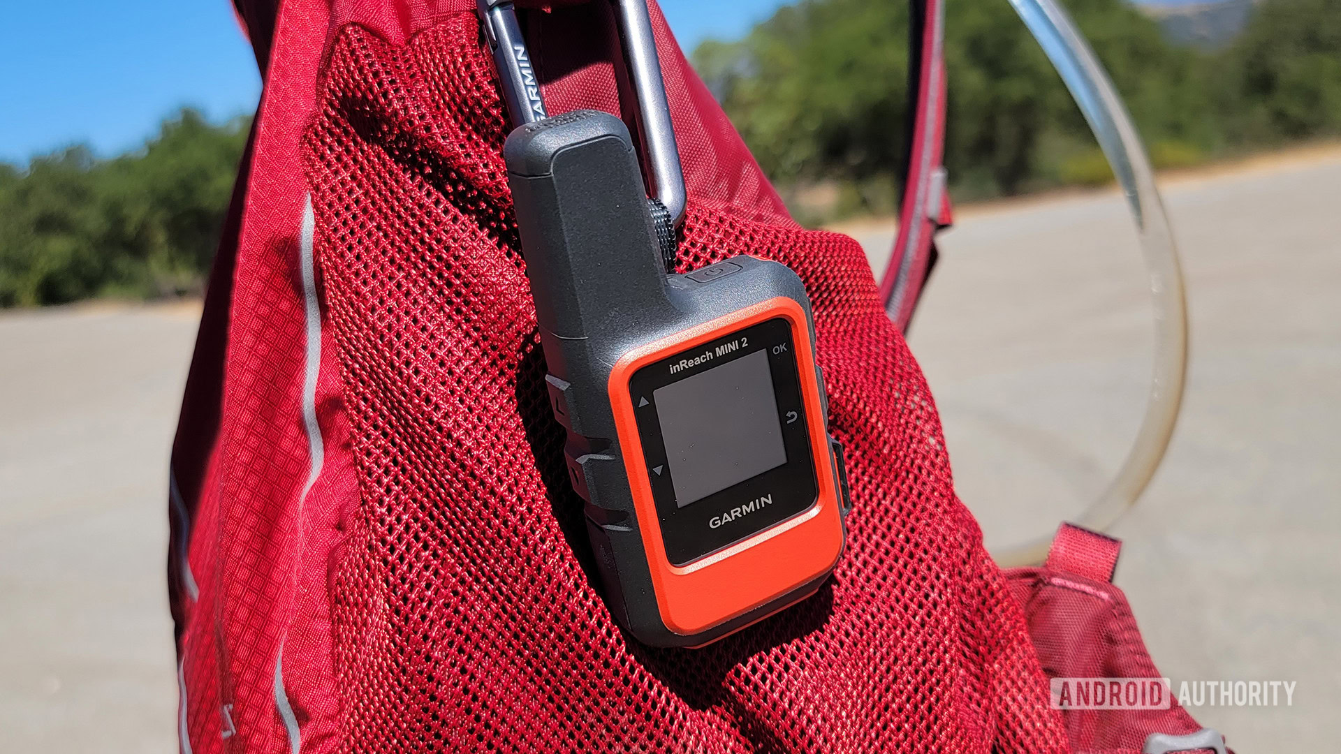 Garmin Inreach mini 2 amarrado a uma mochila vermelha