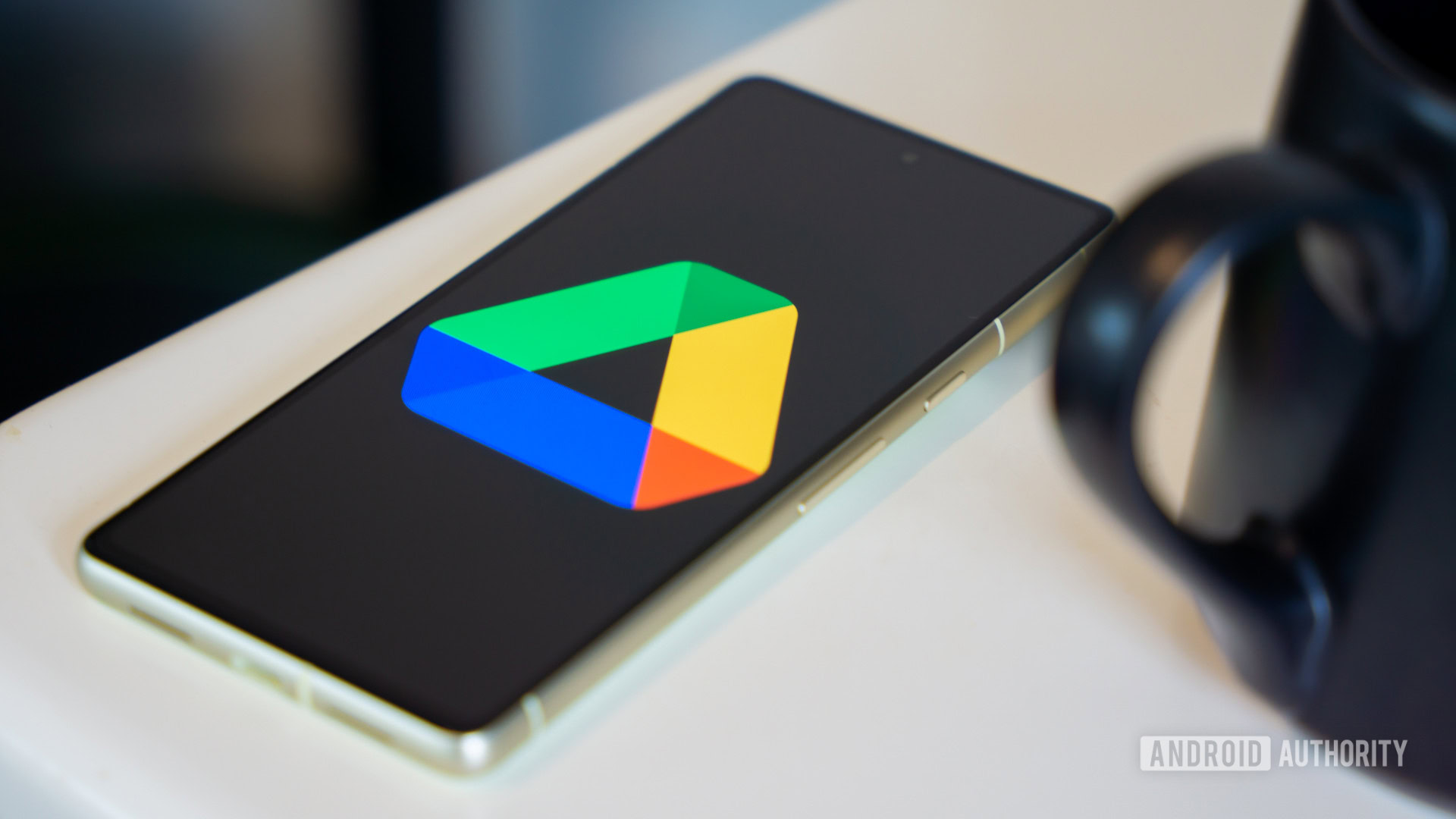 Logotipo do Google Drive no smartphone deitada na mesa de stock photo 1