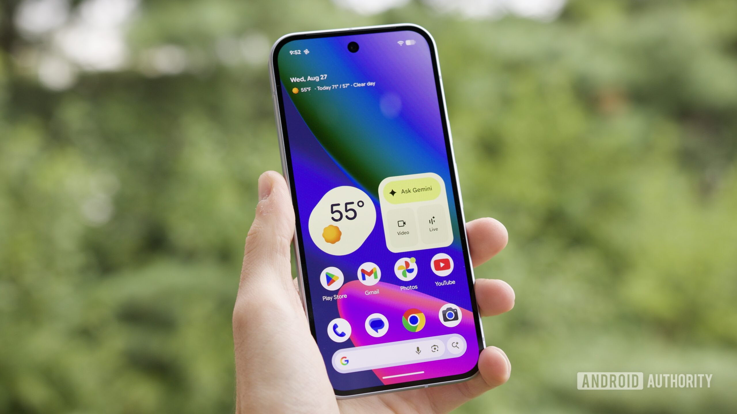 Alguém segurando o Google Pixel 10 com a tela, mostrando a tela inicial.
