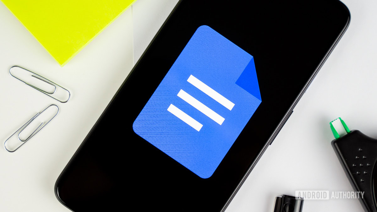 Logotipo do Google Docs no smartphone ao lado do Office Gear Stock Photo 4