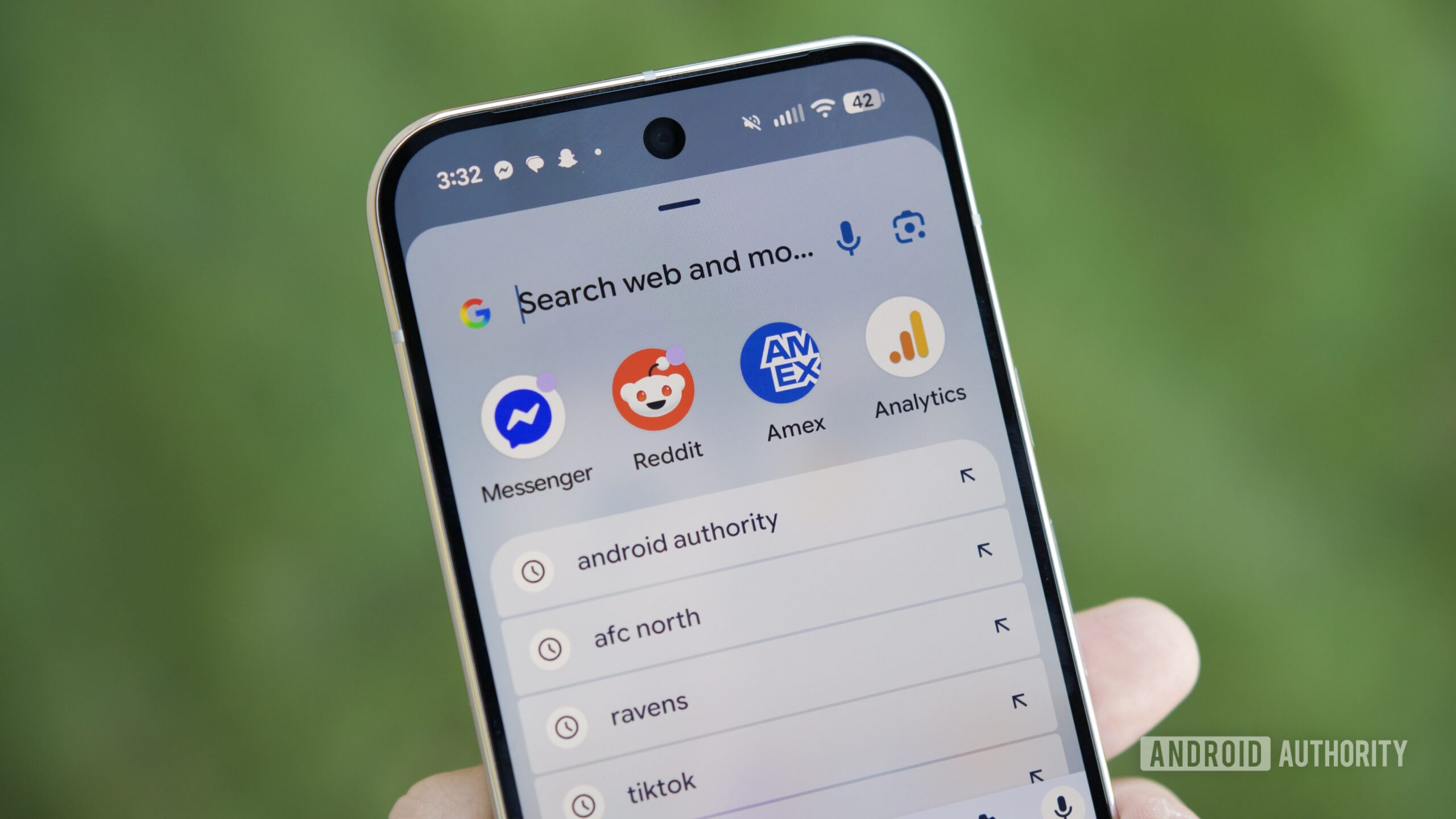 Página de resultados da barra de pesquisa do lançador de pixels, conforme mostrado em um Pixel 10 Pro.