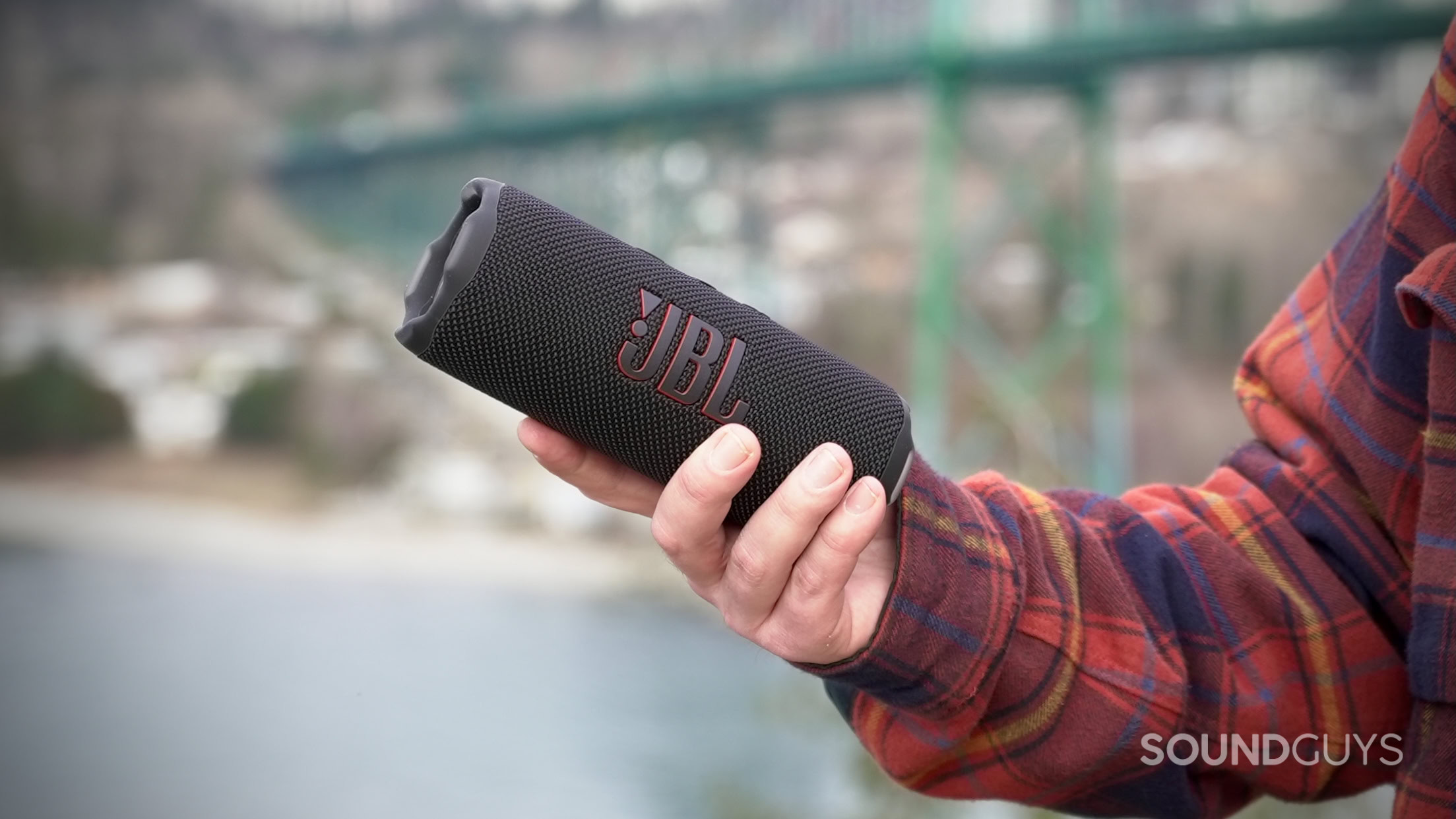 JBL Flip 7 em mãos