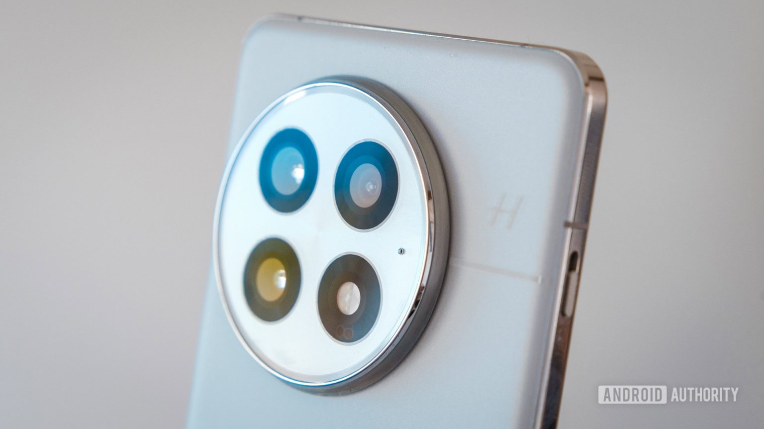O controverso rumor do OnePlus 15 da câmera parece quase confirmado