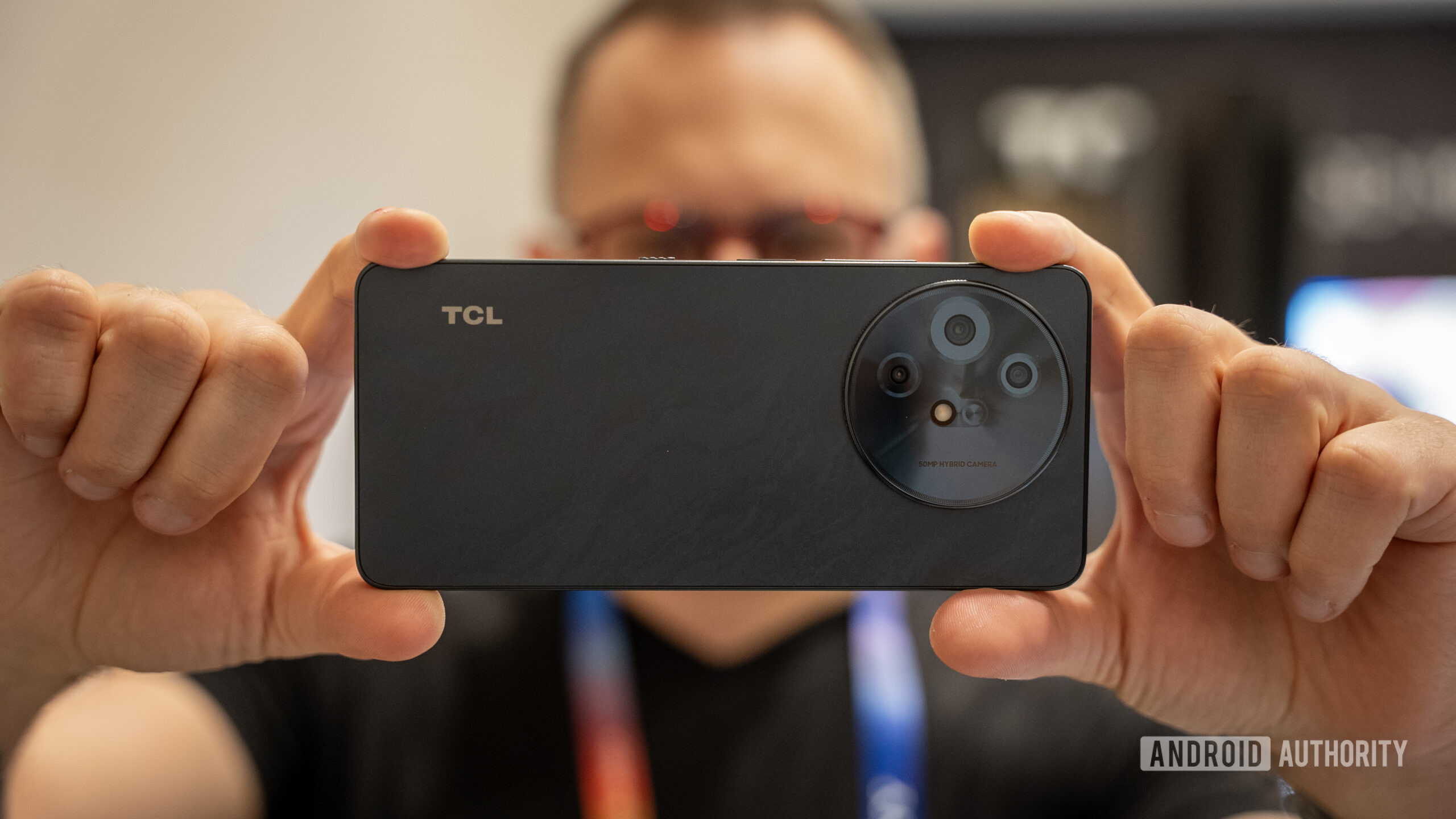 Tcl 60 xe nxtpaper 5g mantido horizontalmente para uma foto