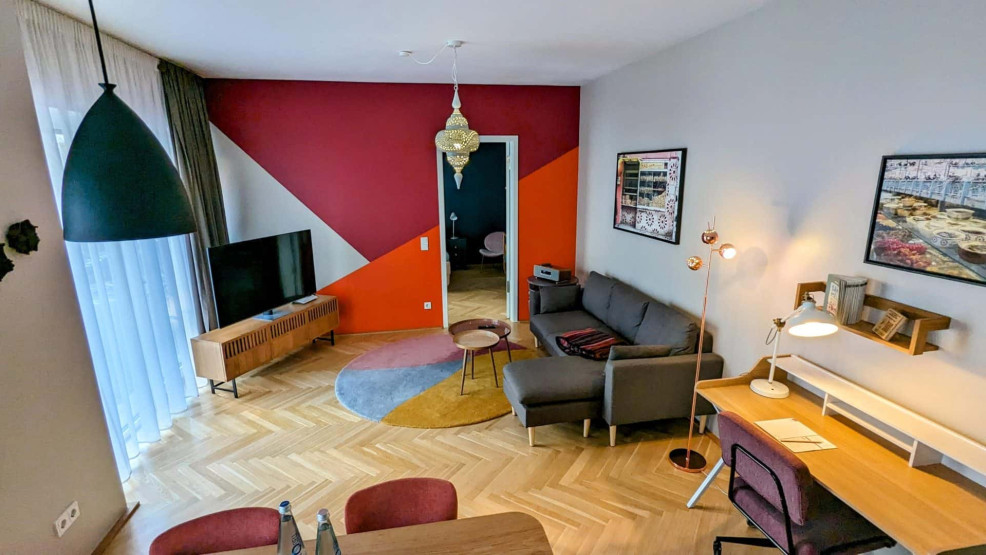 Sala de estar no apartamento de circo em Berlim, Alemanha.