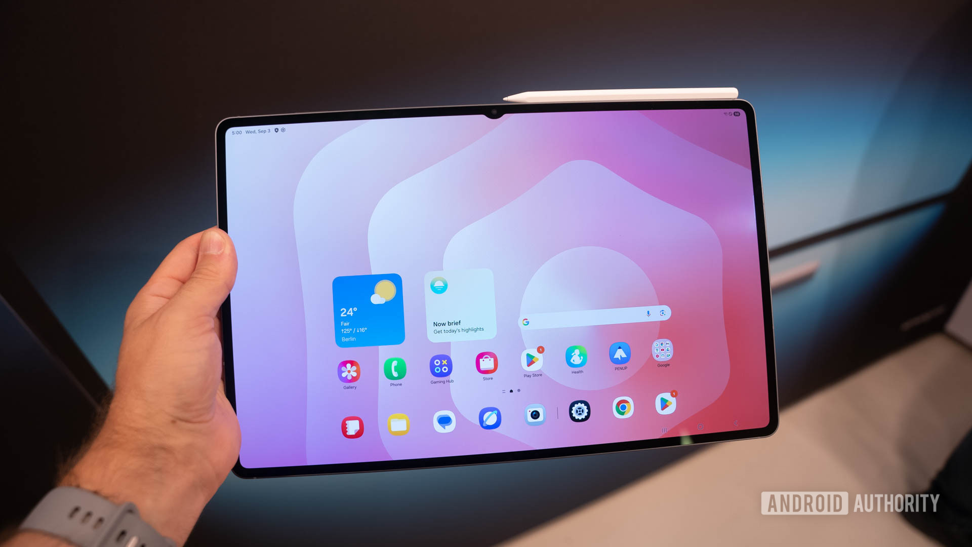 Samsung Galaxy Tab S11 Ultra na mão de um homem mostrando a tela inicial Samsung Galaxy Tab S11 Ultra na mão de um homem mostrando a tela inicial