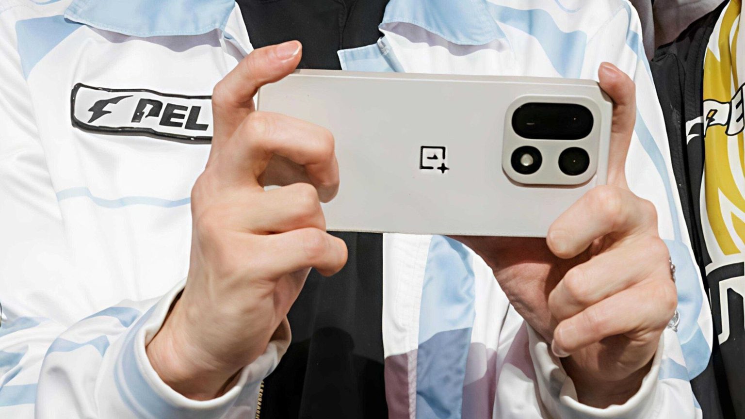 Uma revisão do OnePlus 15 foi lançada antes mesmo de o telefone lançar oficialmente