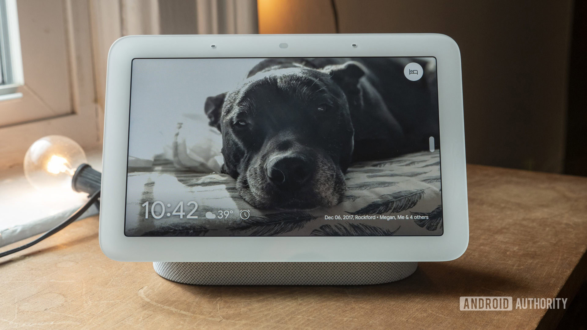 Hub de ninho de segunda geração do Google como parte de uma configuração de casa inteligente.