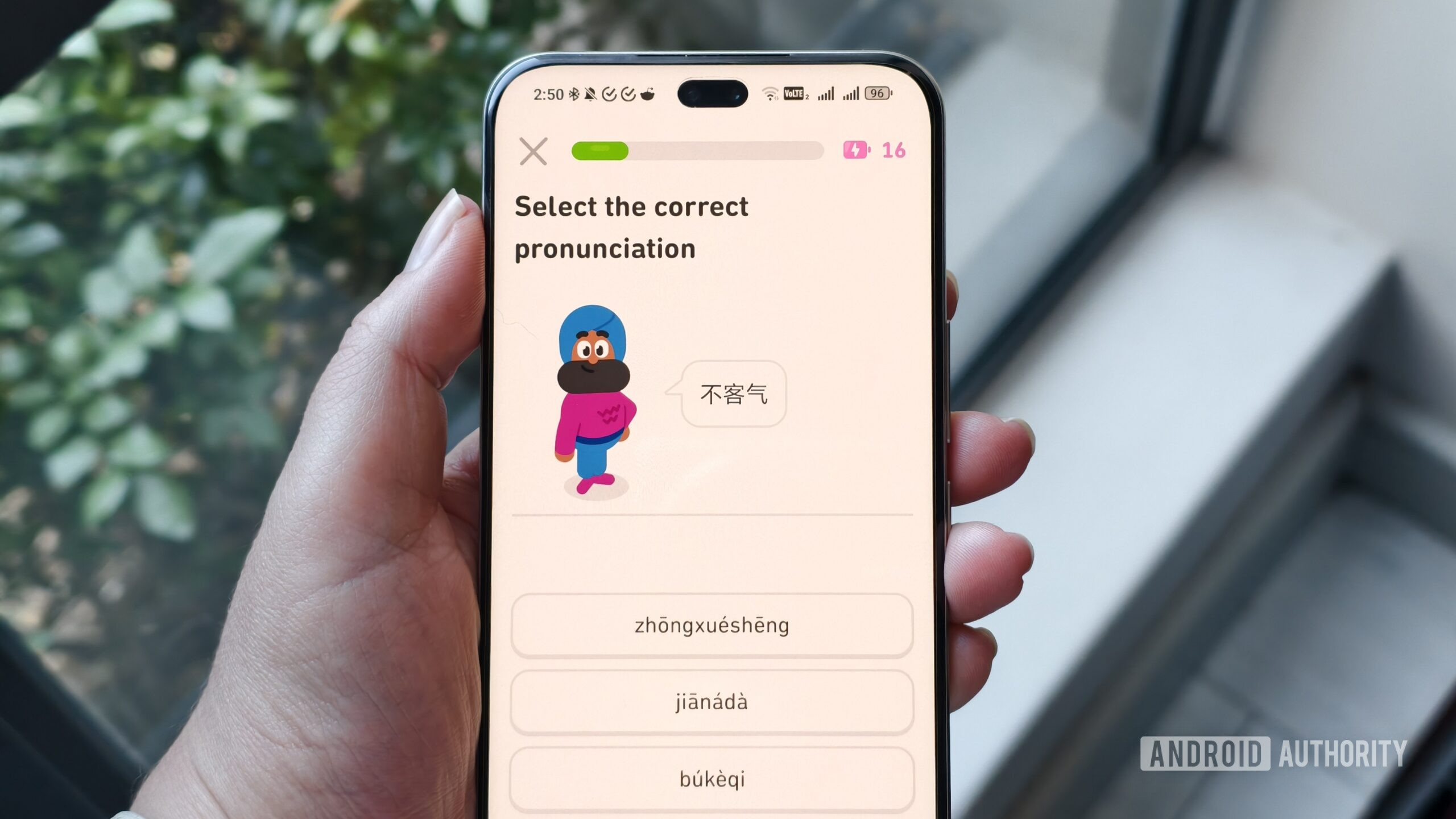 Uma lição de duolingo com o ícone da bateria visível Uma lição de duolingo com o ícone da bateria visível