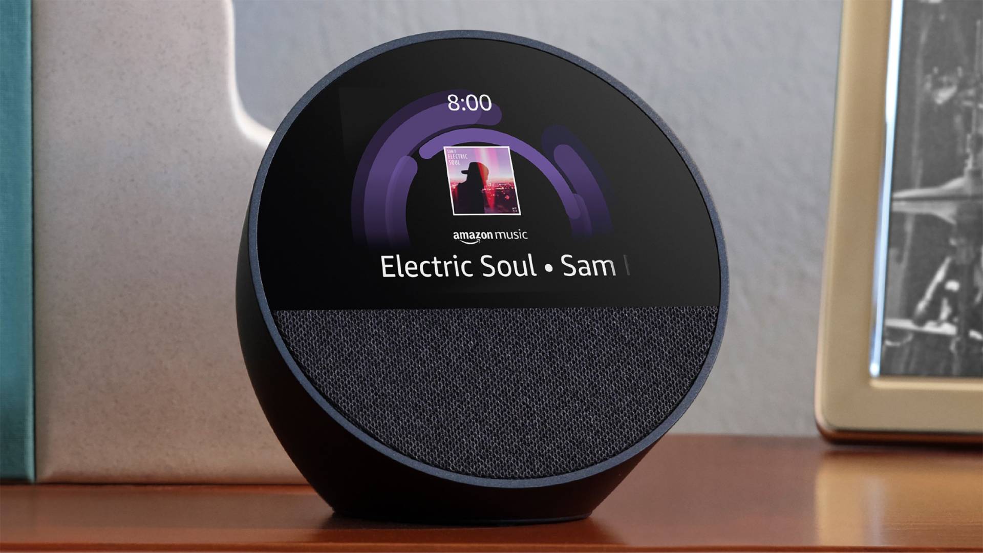 Black Echo Spot (2024) colocado em uma mesa com arte do álbum e tempo na tela.