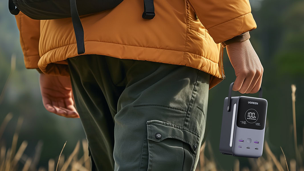 Caminhante carregando Ugreen 300W 48000mAh Power Bank