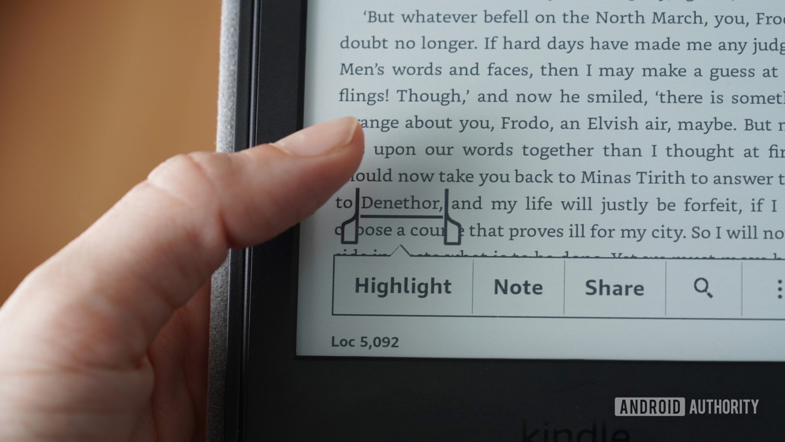 Um usuário do Amazon Kindle procura uma palavra em seu dicionário.