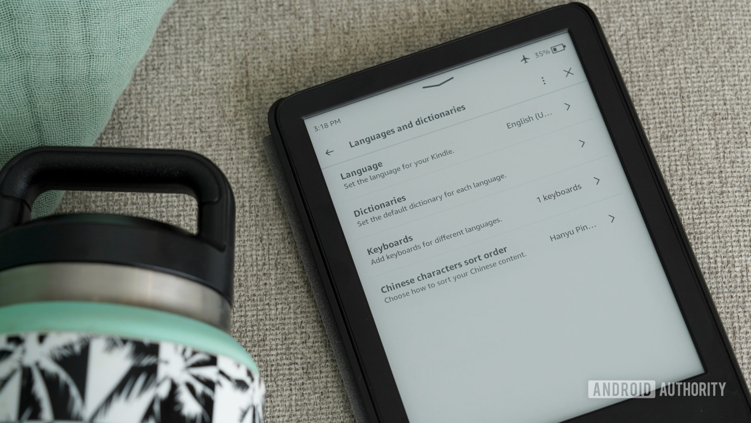 Um Amazon Kindle exibe o menu do dicionário.