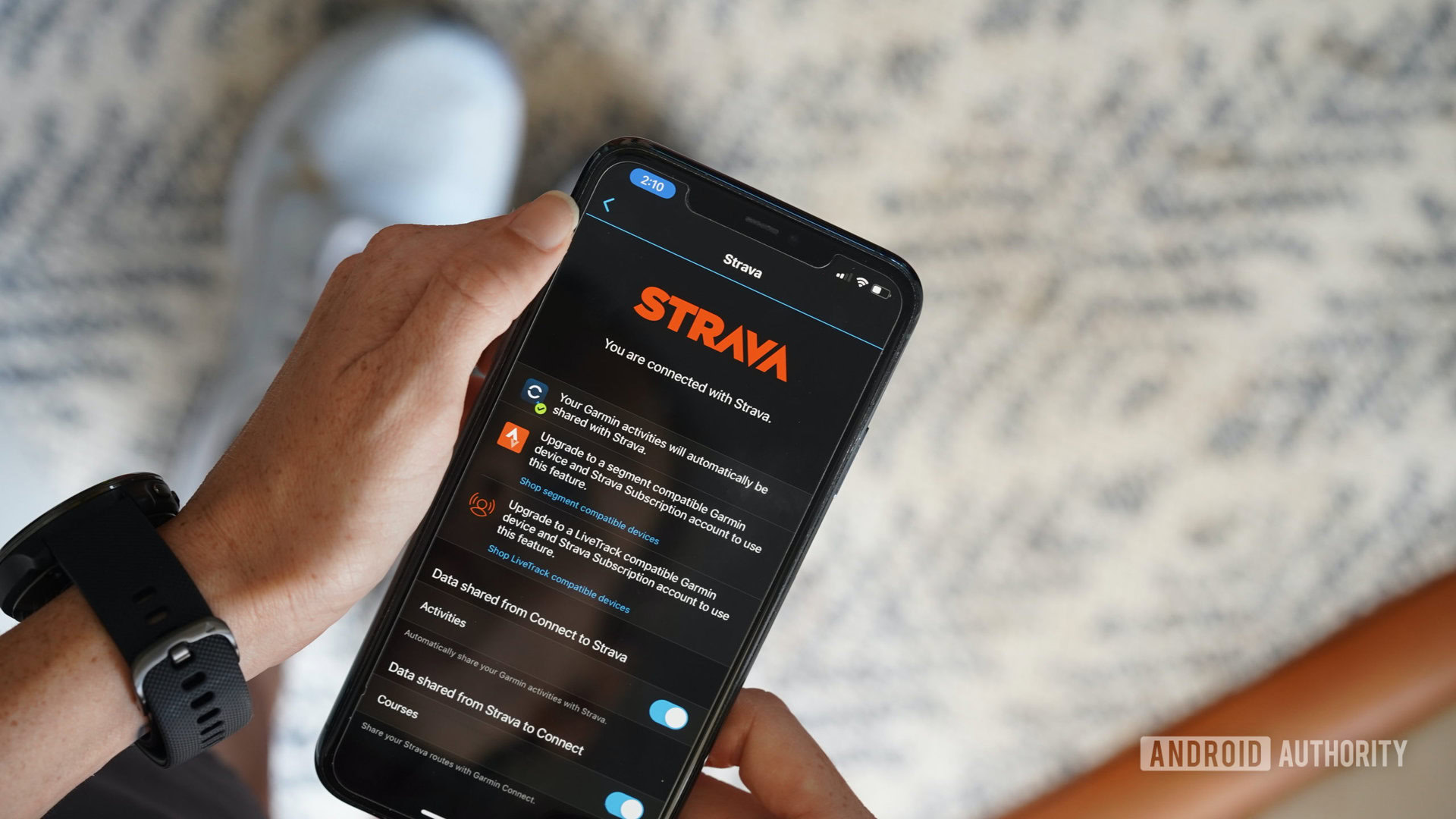 Garmin Strava Connect Uma Garmin Wearables Usuários vincula sua conta Garmin Connect à sua conta Strava em um iPhone 11.