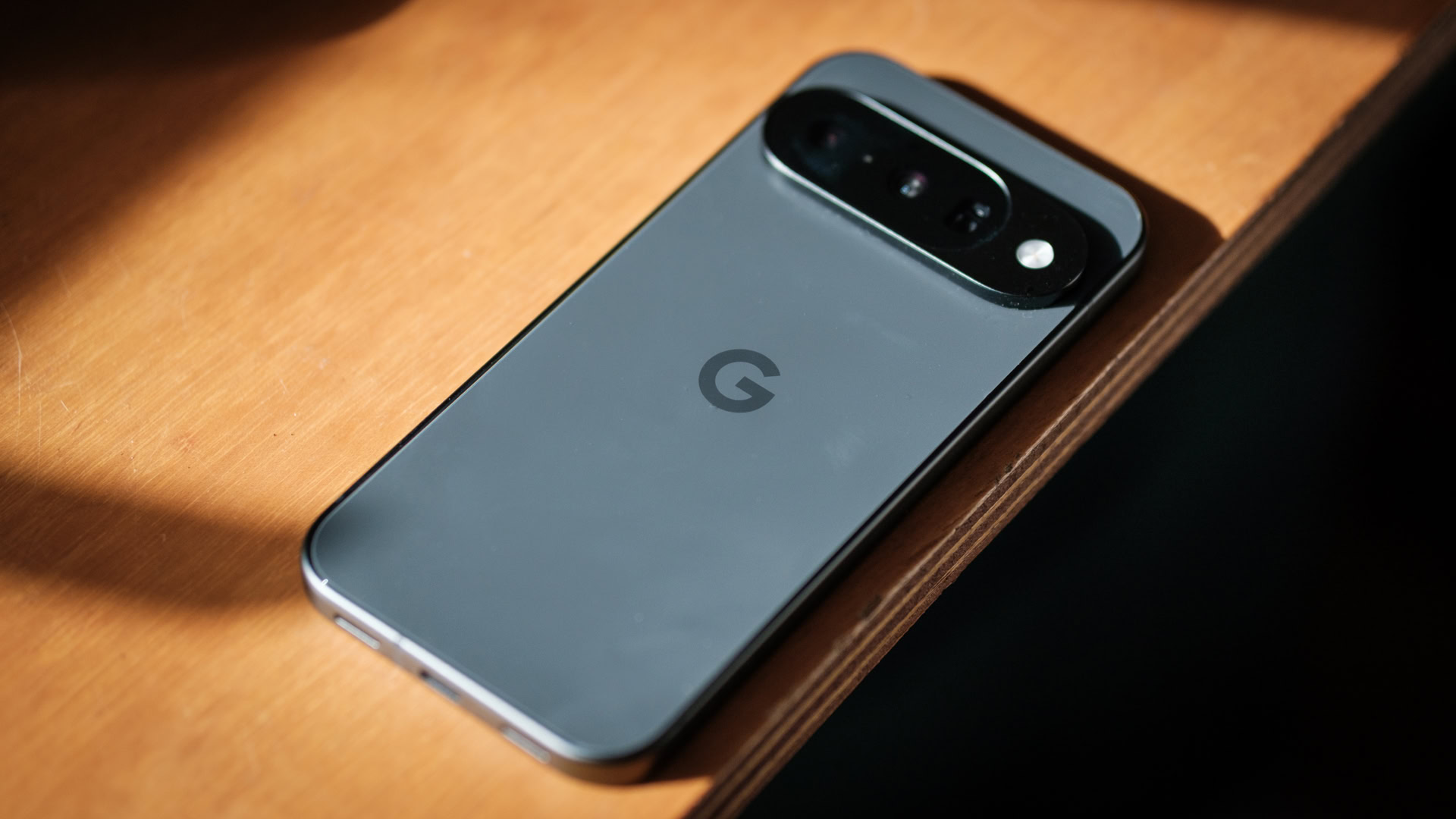 Google Pixel 10 deitado na mesa Google Pixel 10 deitado na mesa