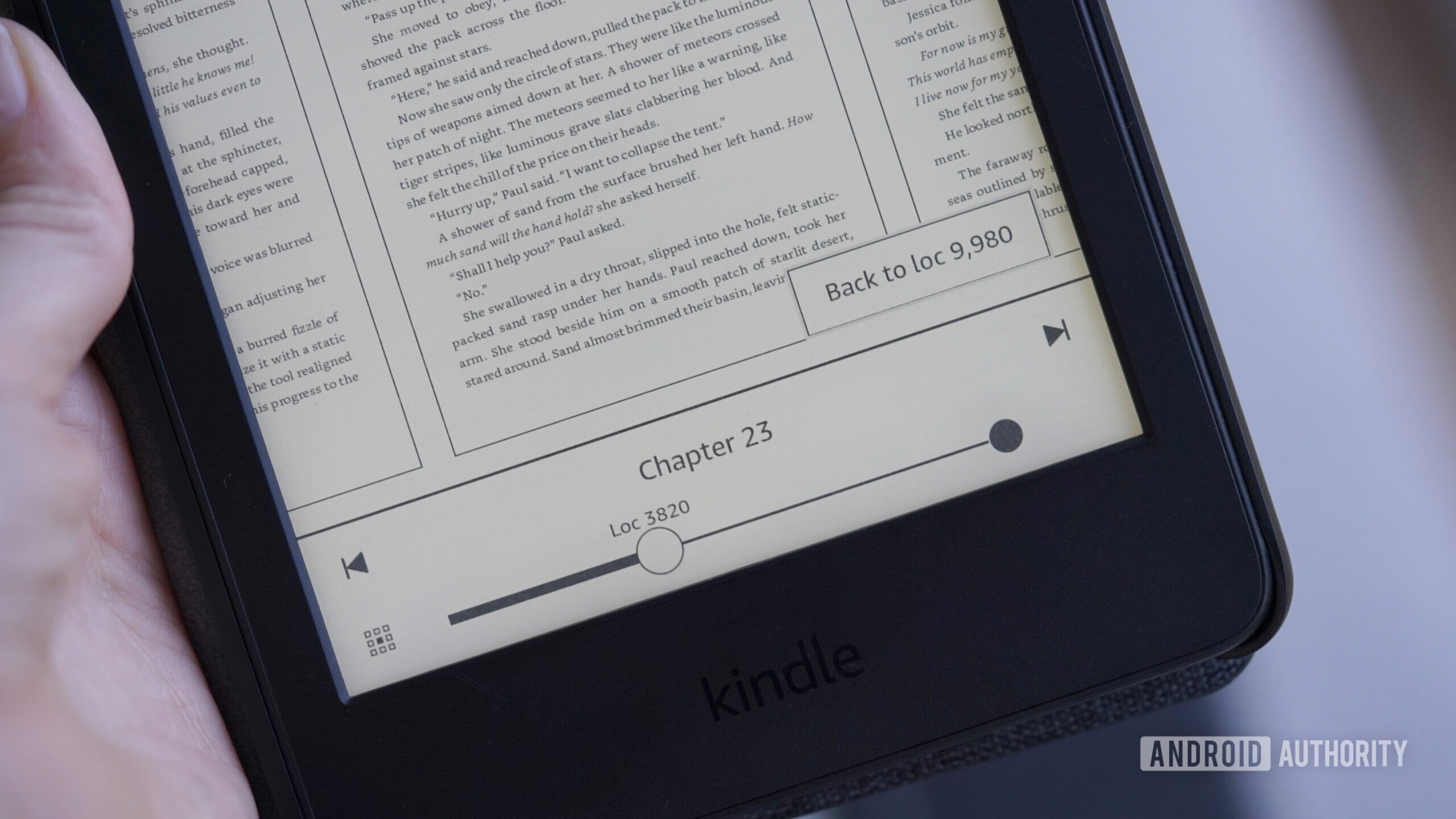 Um usuário do Kindle desliza entre as páginas usando o atalho de localização.