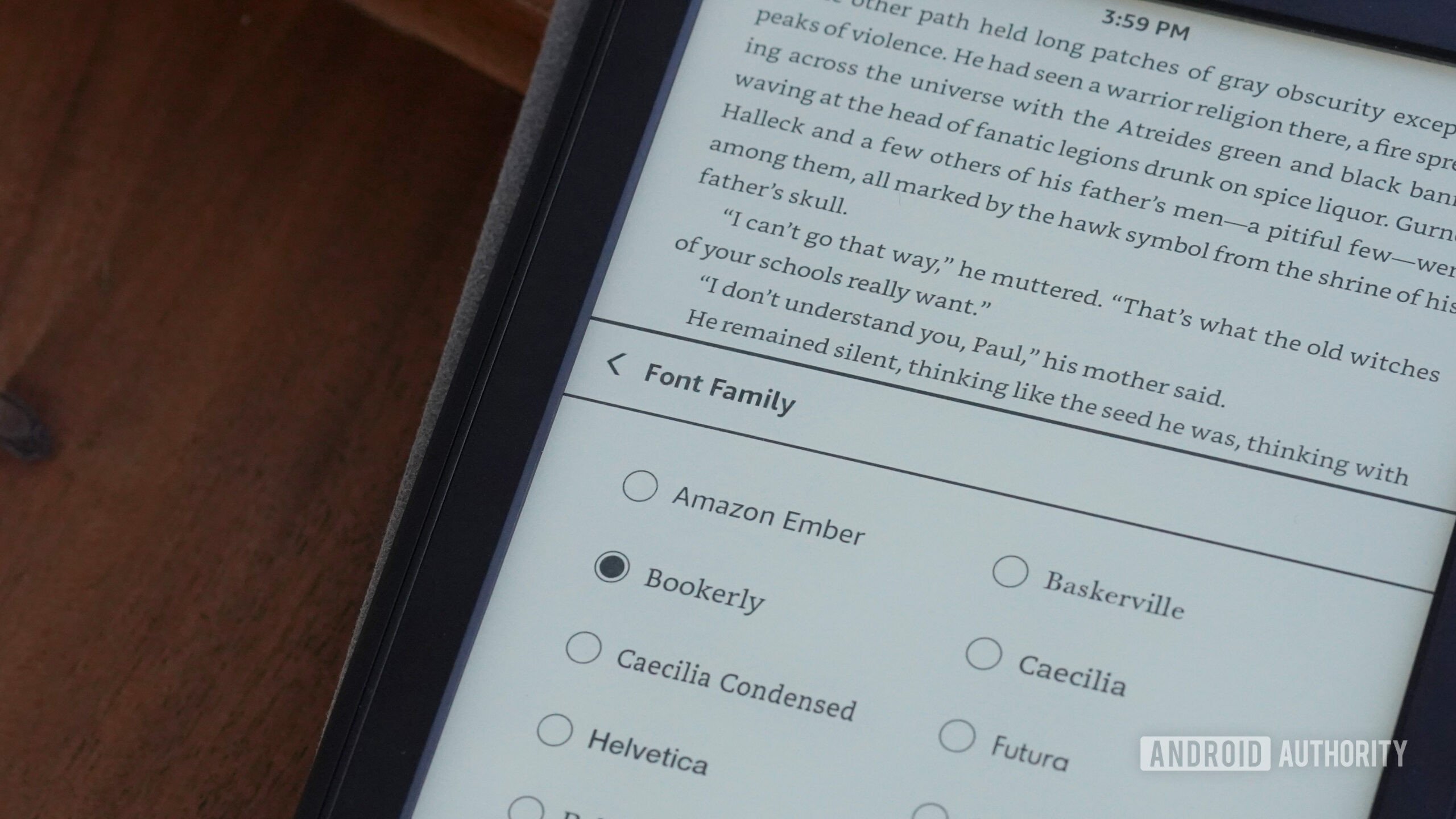Um usuário muda a família de fontes em seu Kindle.