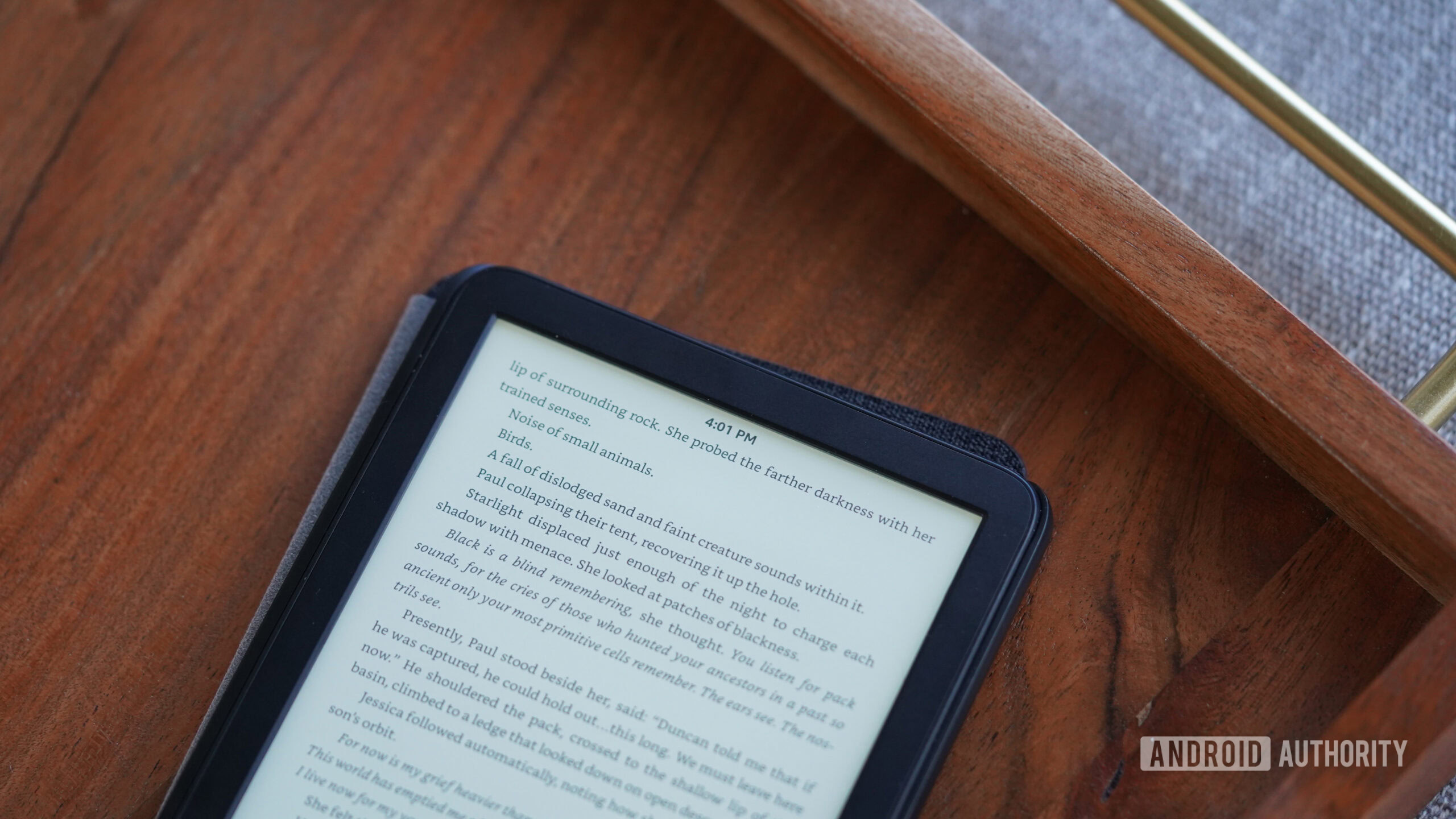 Um Kindle exibe o tempo durante o modo de leitura.