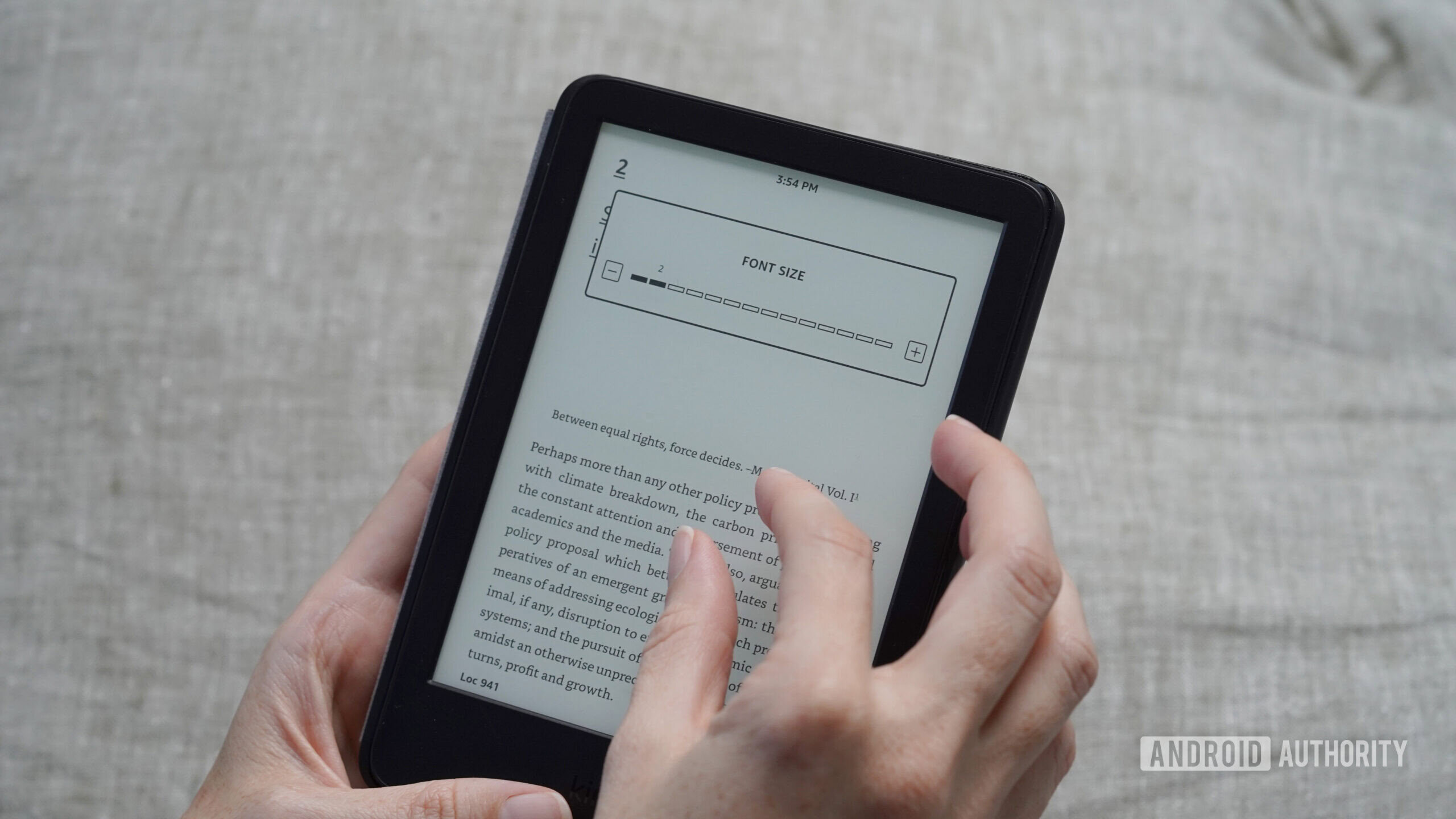 Um usuário do Kindle ajusta o tamanho da fonte.