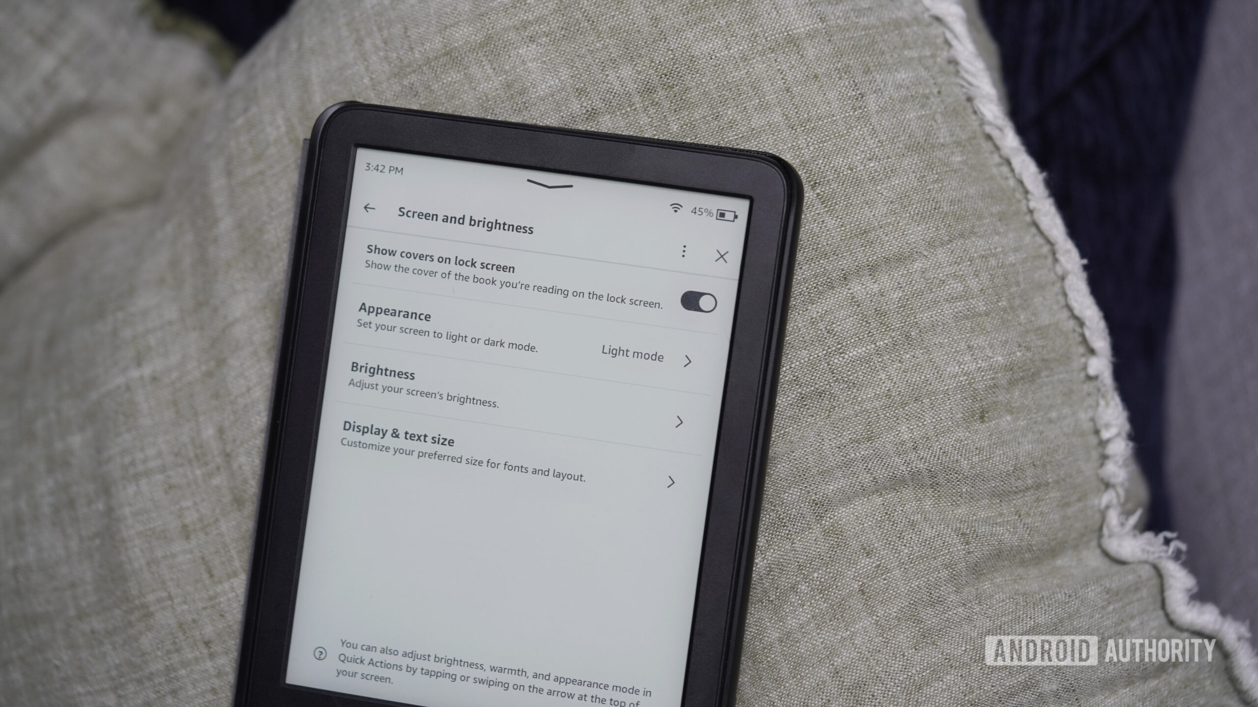 Um usuário do Kindle ajusta as configurações da tela de bloqueio.